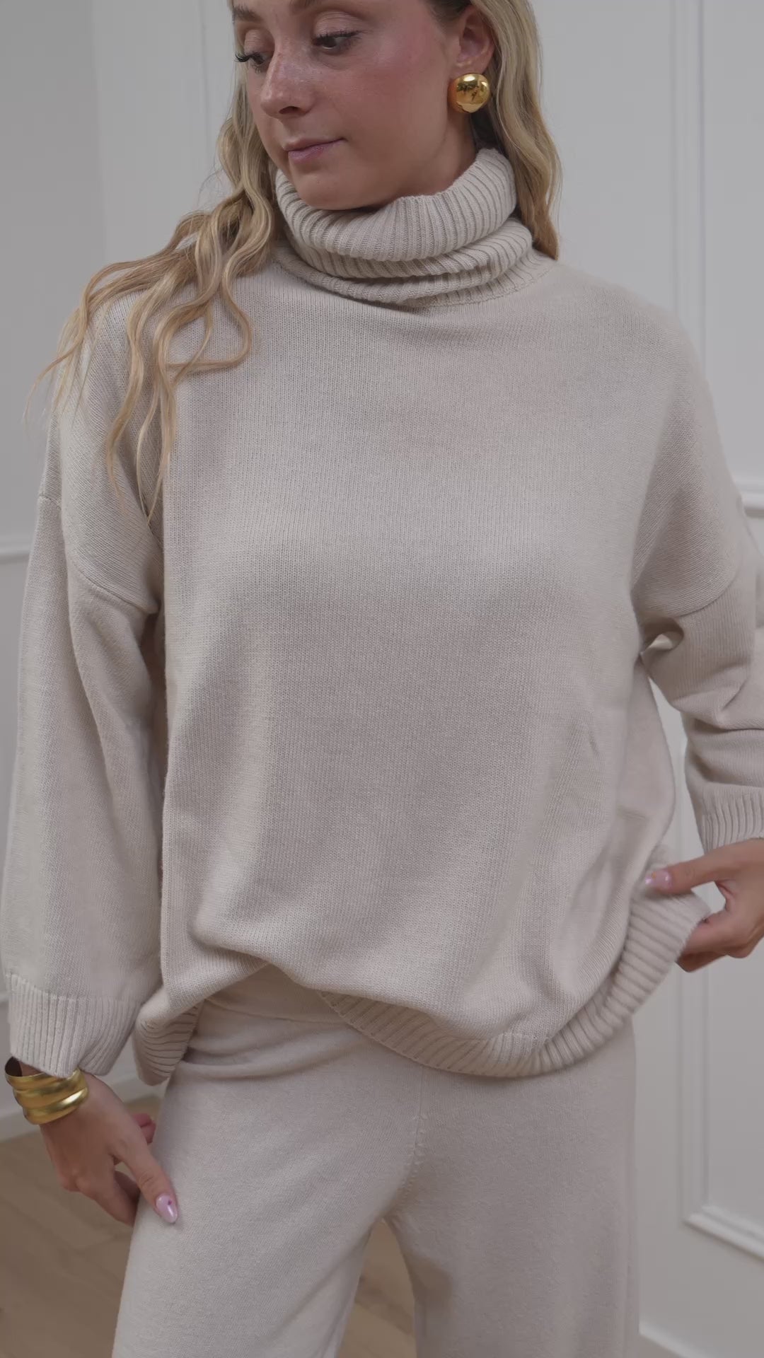 Carica video: Dolcevita basic avorio oversize - Kontatto