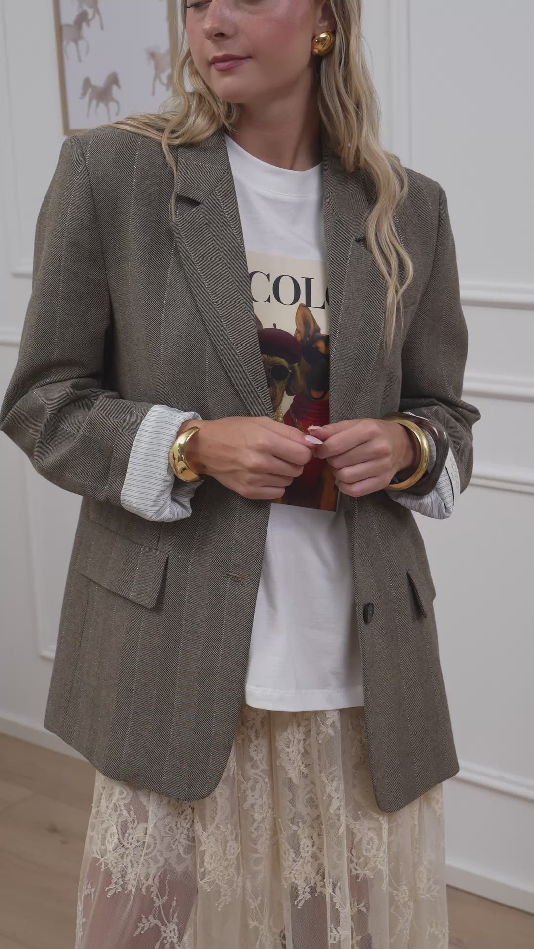 Carica video: Giacca spigata nocciola patch logo - Vicolo