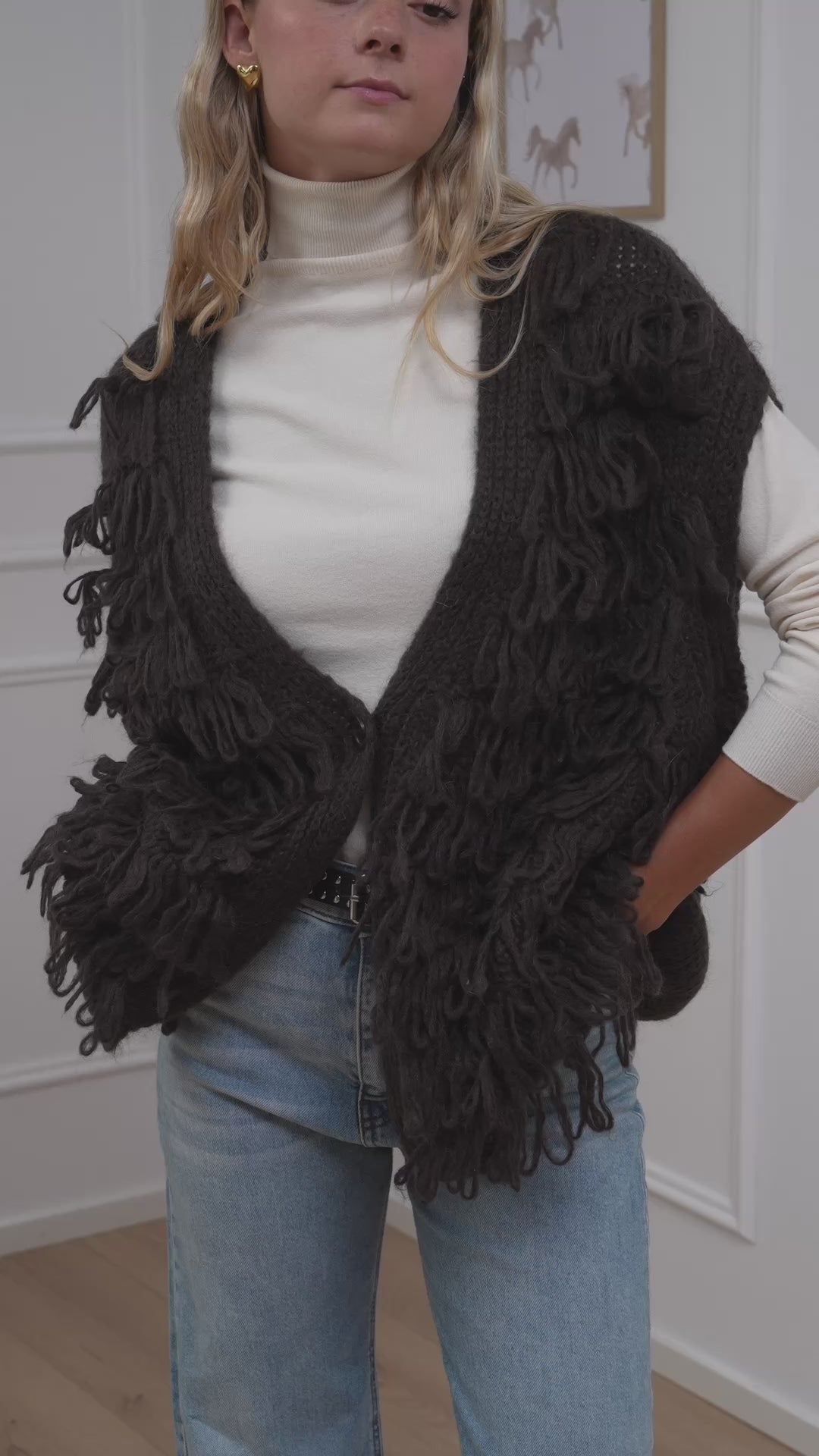 Carica video: Gilet punto pannocchia sfrangiato moro - Kontatto