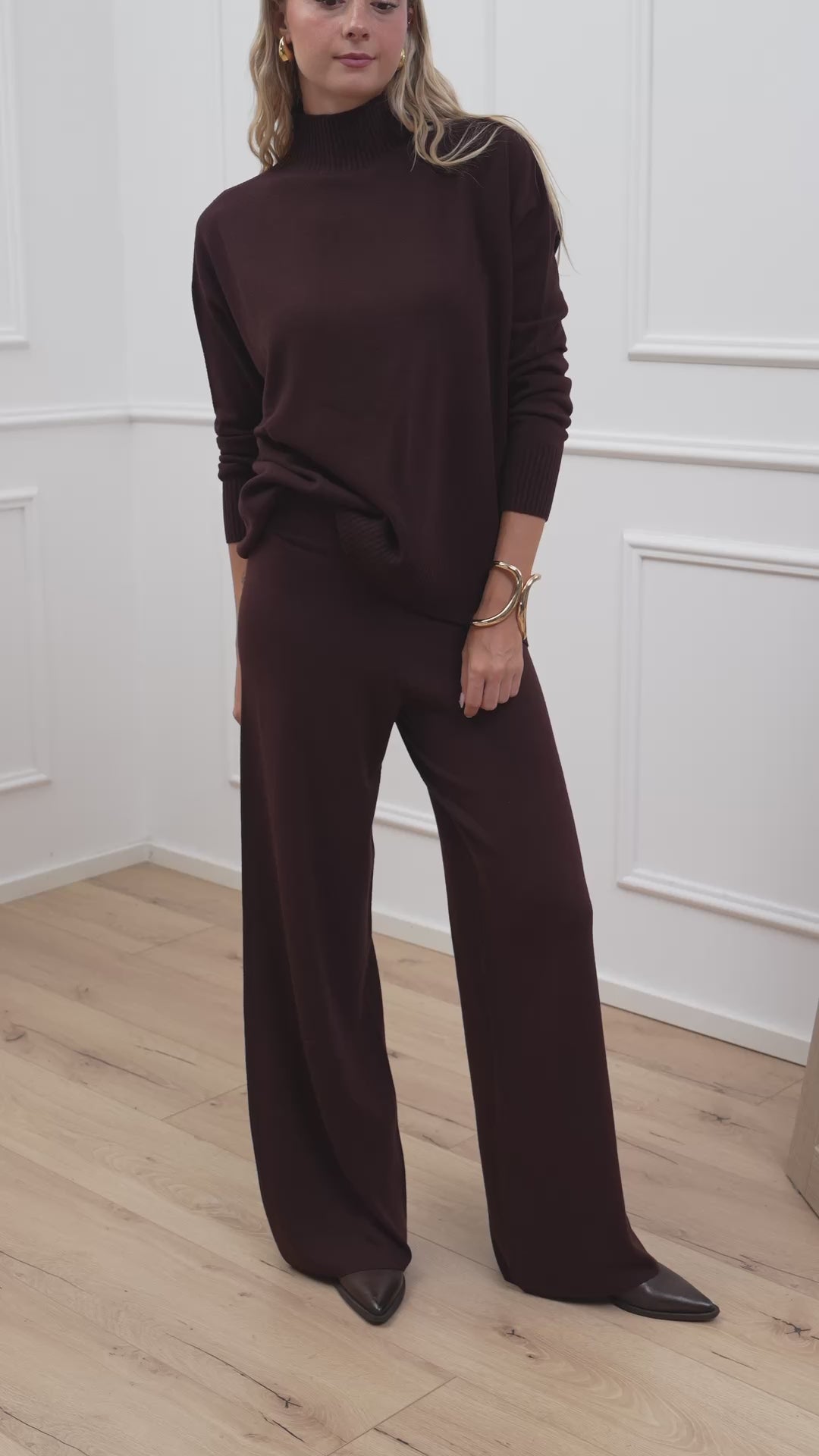 Carica video: Dolcevita stondato mogano in viscosa - Kontatto