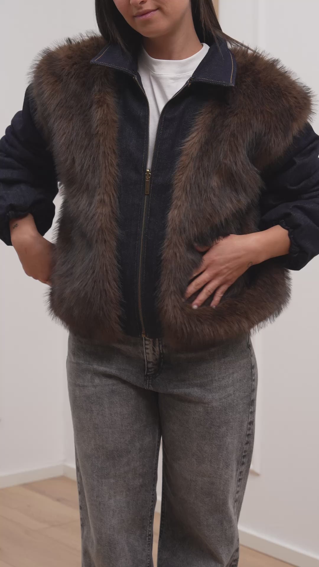 Carica video: Bomber in denim double face - Vicolo