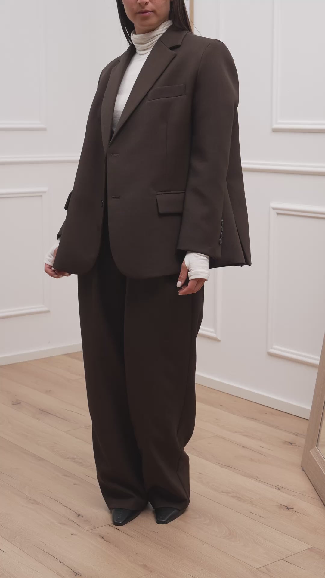 Carica video: Pantaloni Ludo castagna fiammato - Vicolo