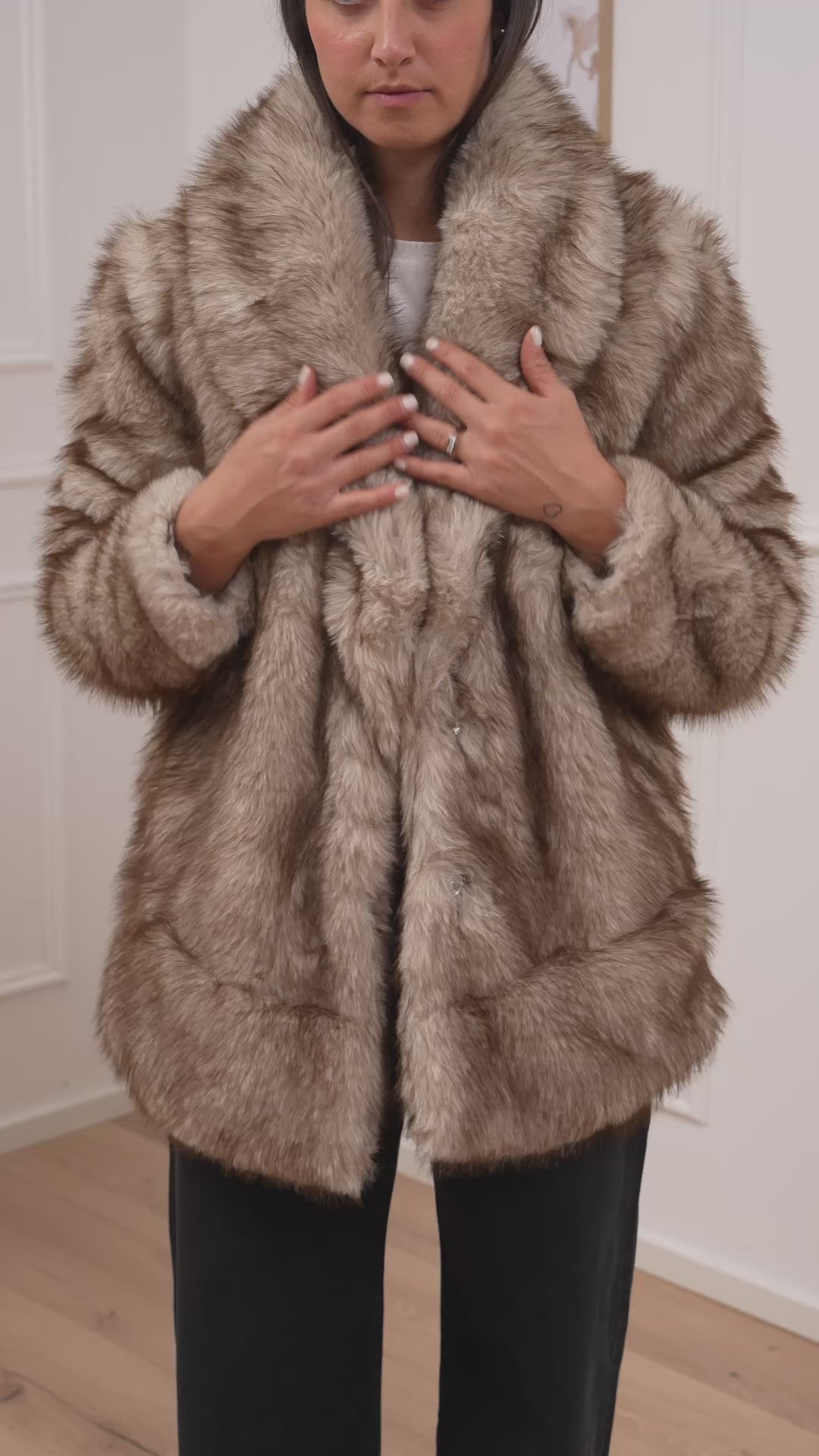 Carica video: Pelliccia over ecrù e moro - Glamorous