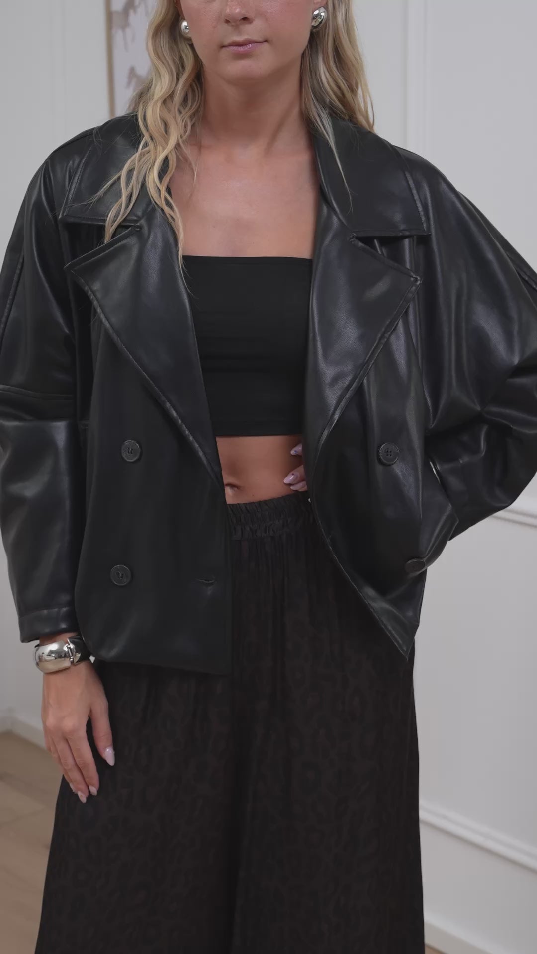 Carica video: Giacca ecopelle nera oversize - HaveOne