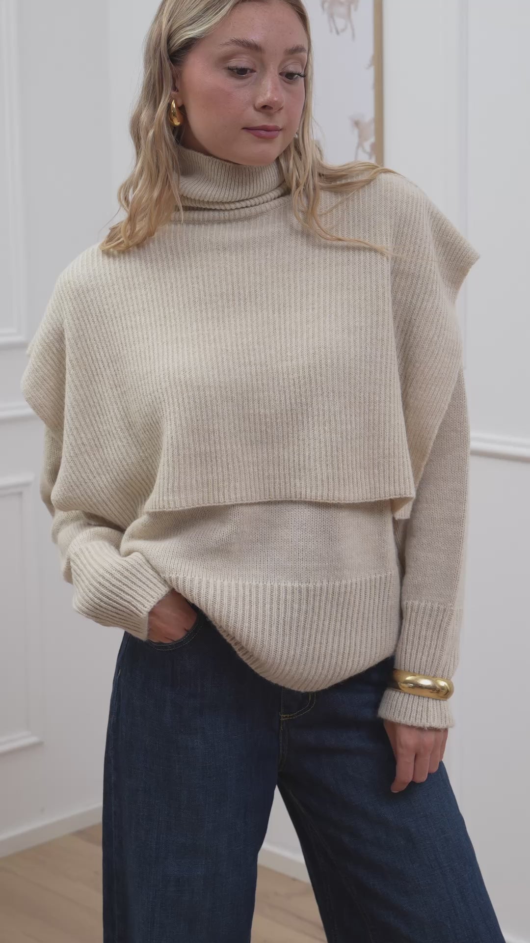 Carica video: Set maglia girocollo e cappa beige - Kontatto