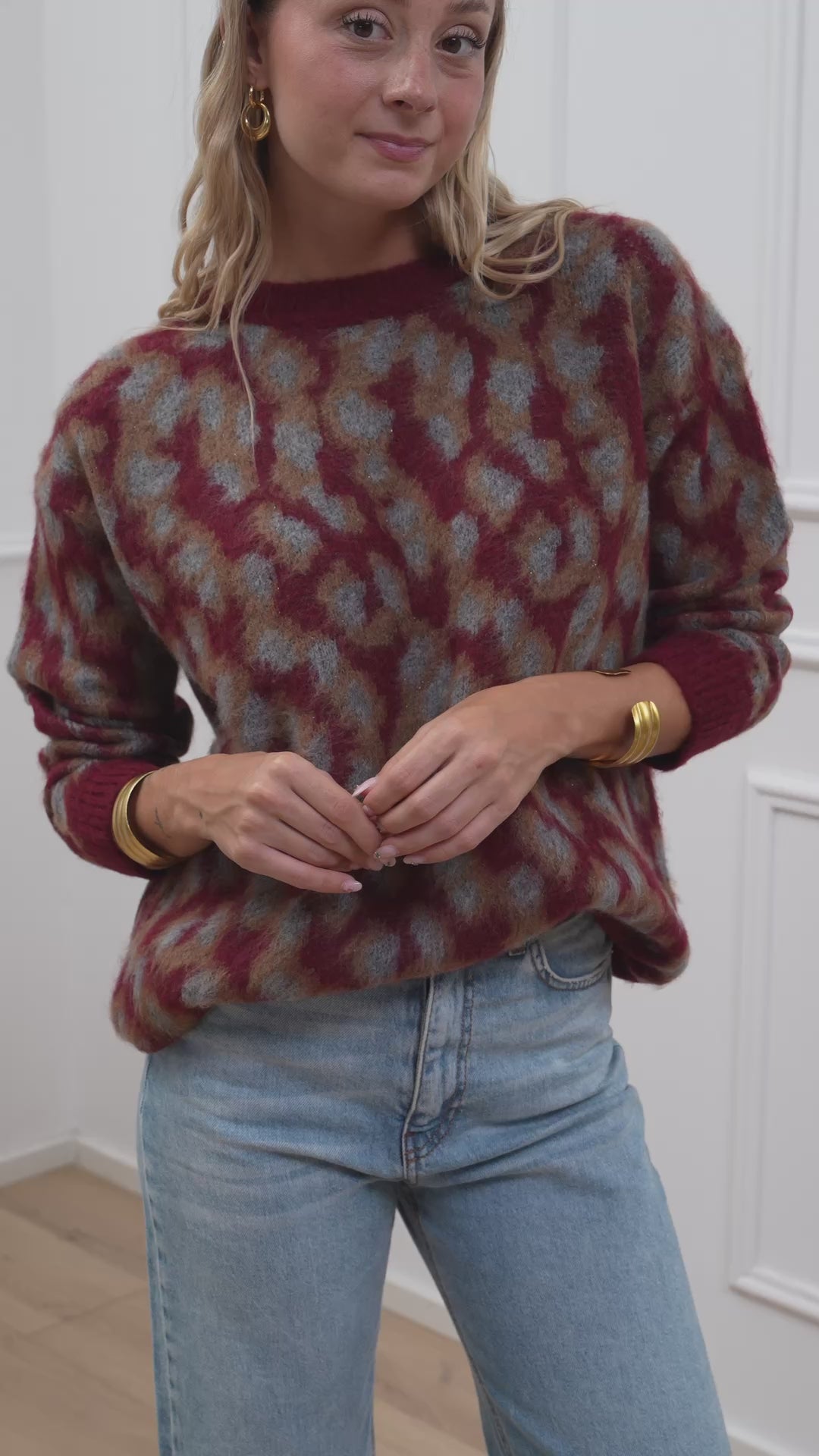 Carica video: Maglia jacquard maku vino oversize - HaveOne