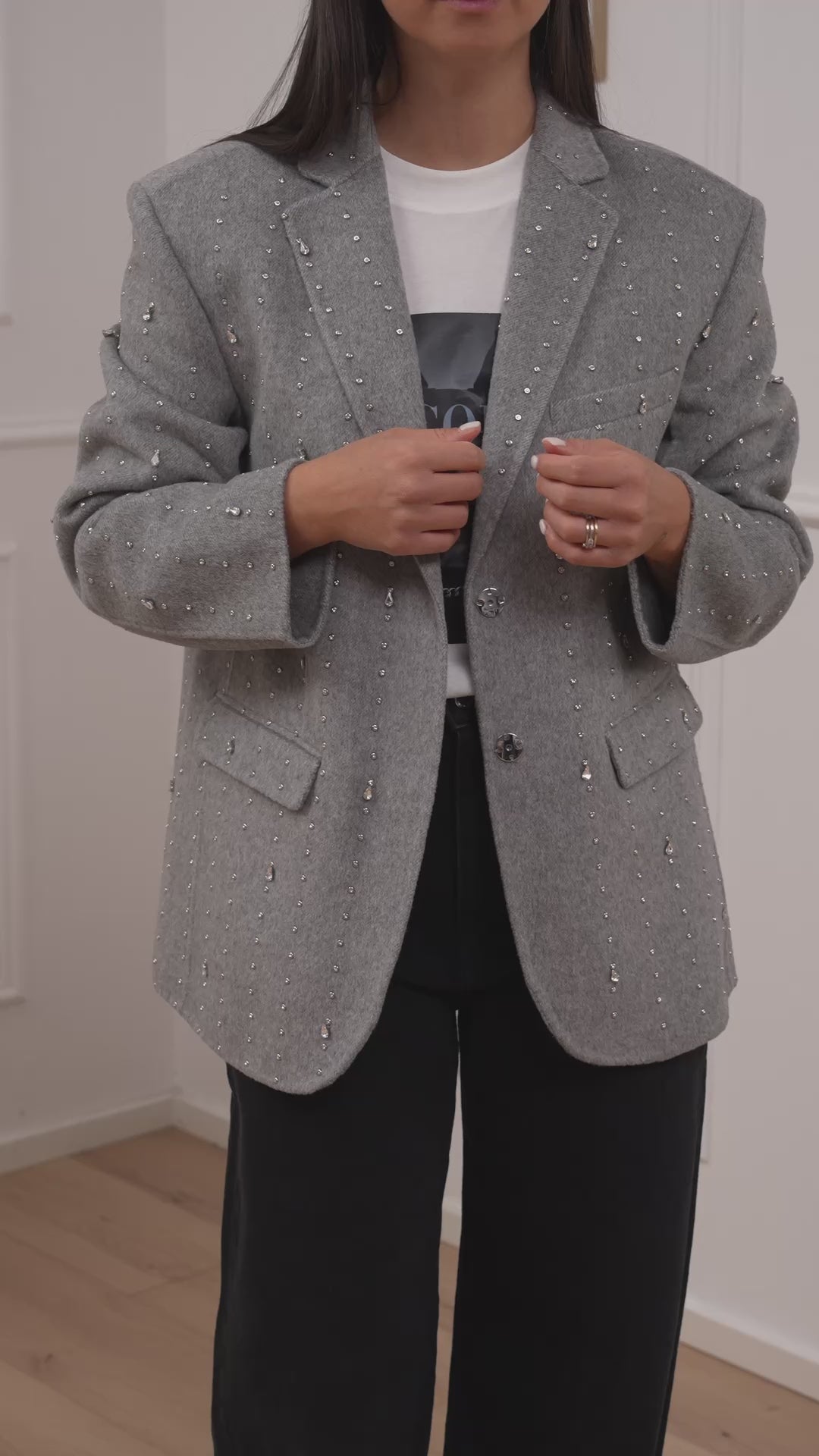 Carica video: Cappotto corto grigio mélange con strass - Vicolo