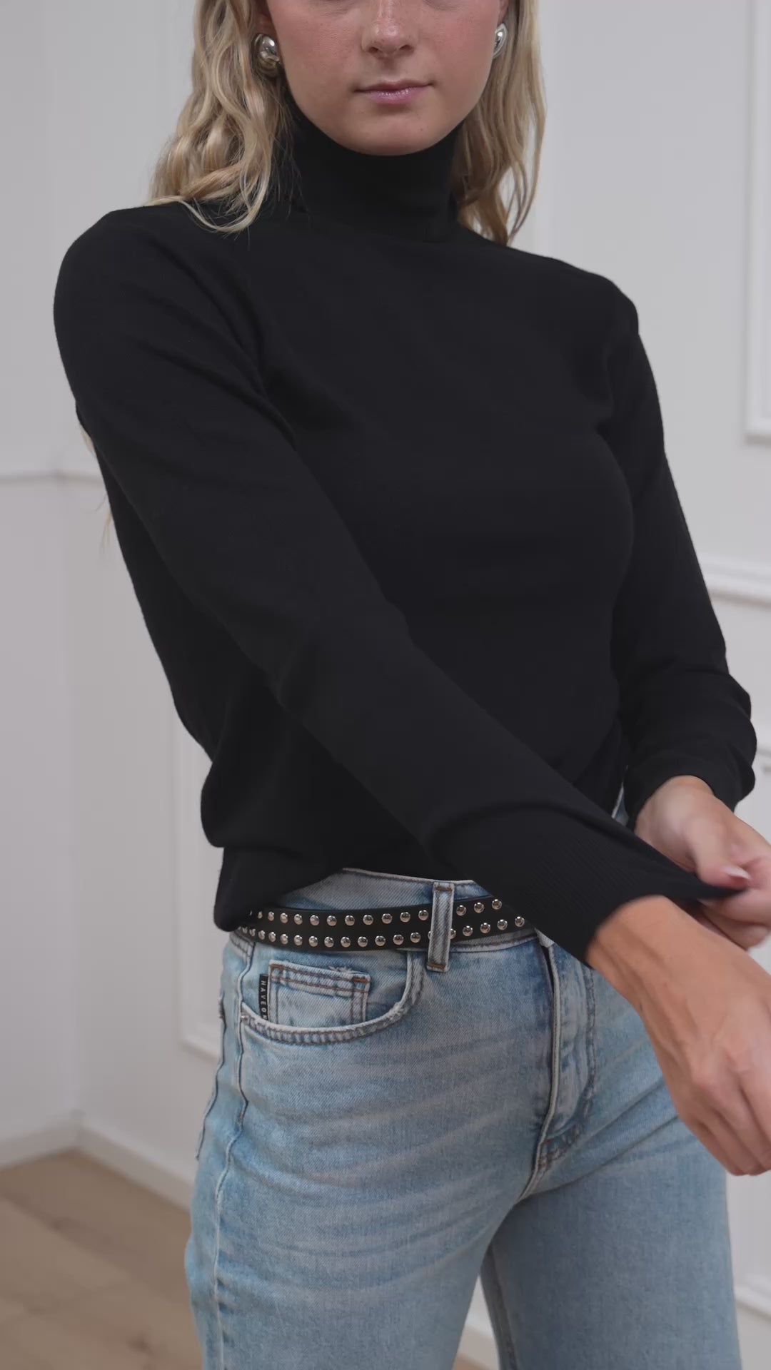 Carica video: Dolcevita nero basic in maglia rasata - Kontatto