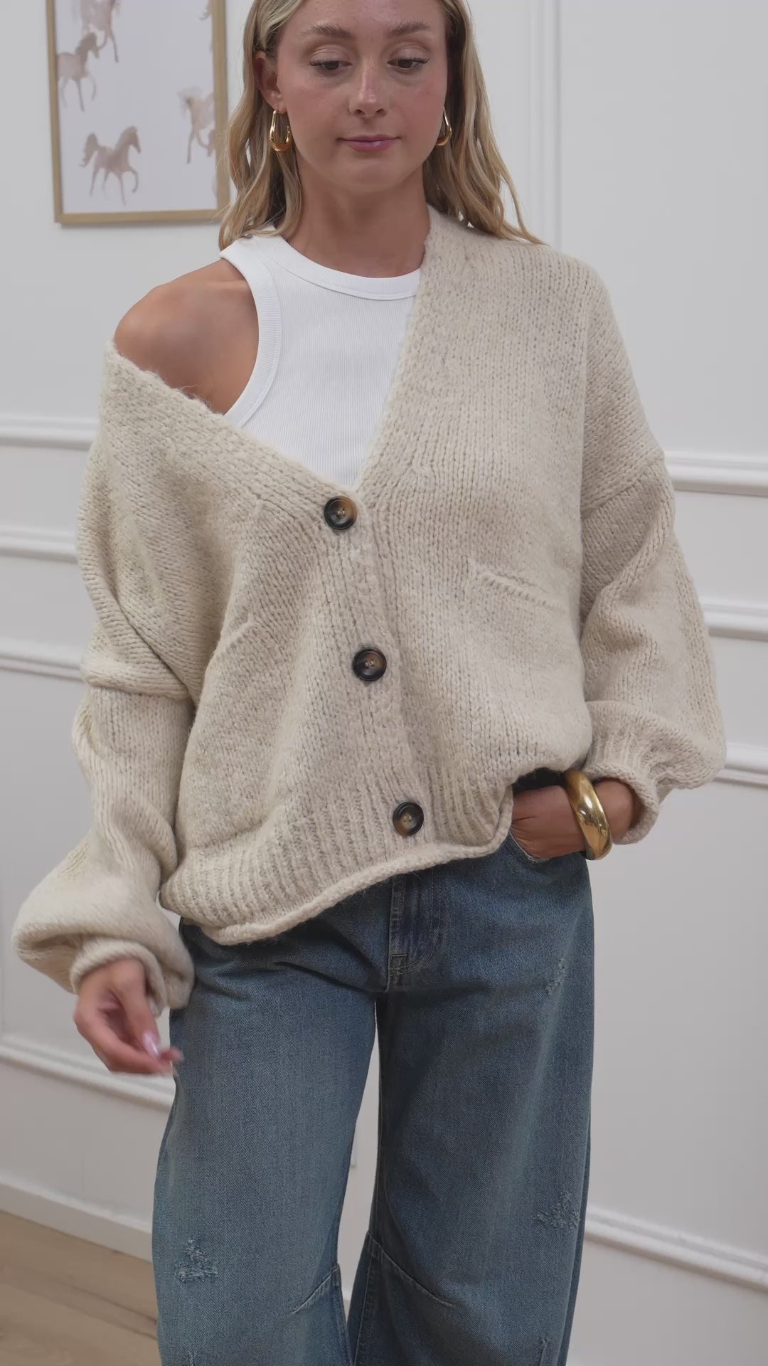 Carica video: Cardigan calce a tre bottoni con taschine - HaveOne