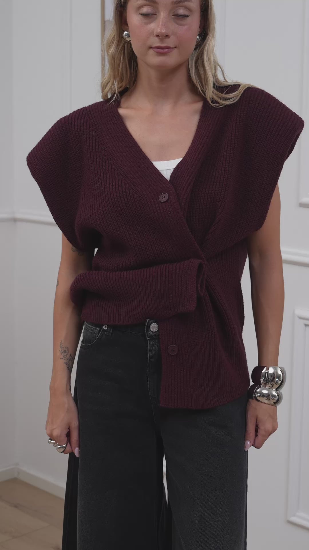 Carica video: Gilet punto pannocchia vino con spalline - HaveOne