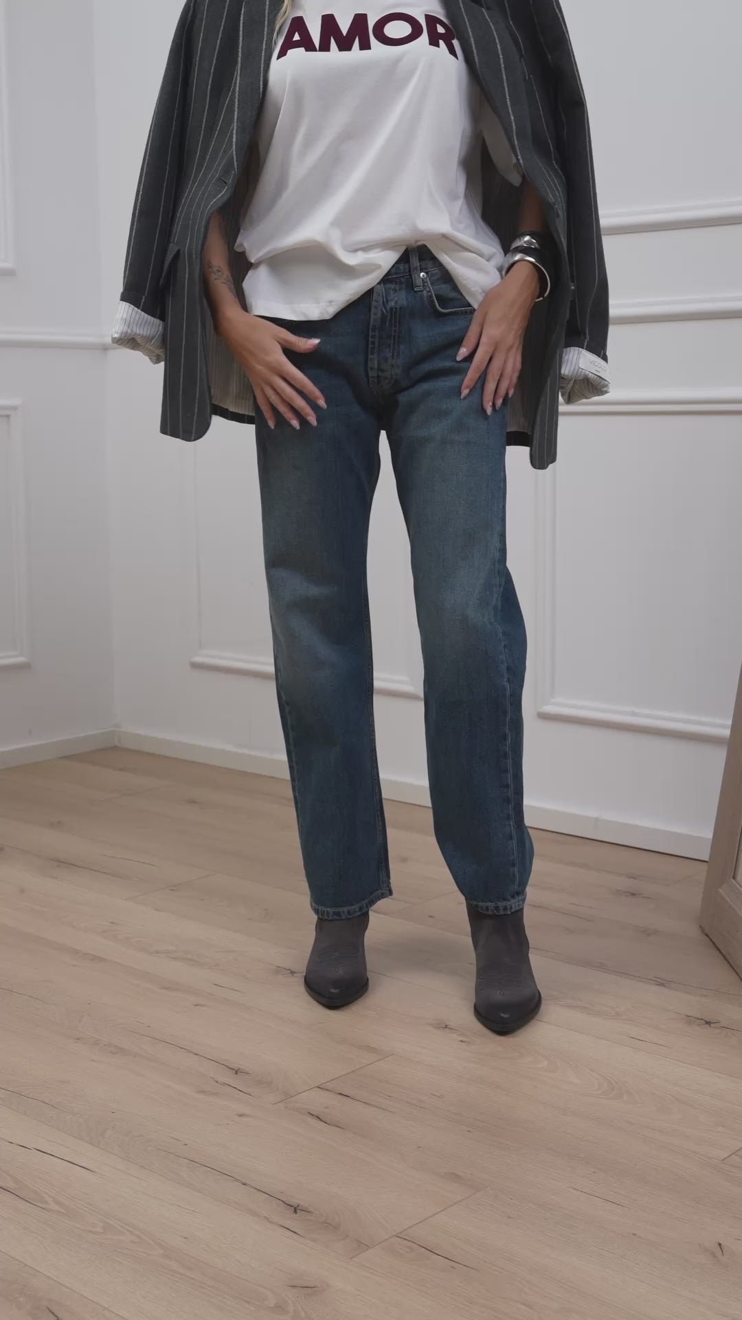 Carica video: Jeans Emy blu denim - Vicolo