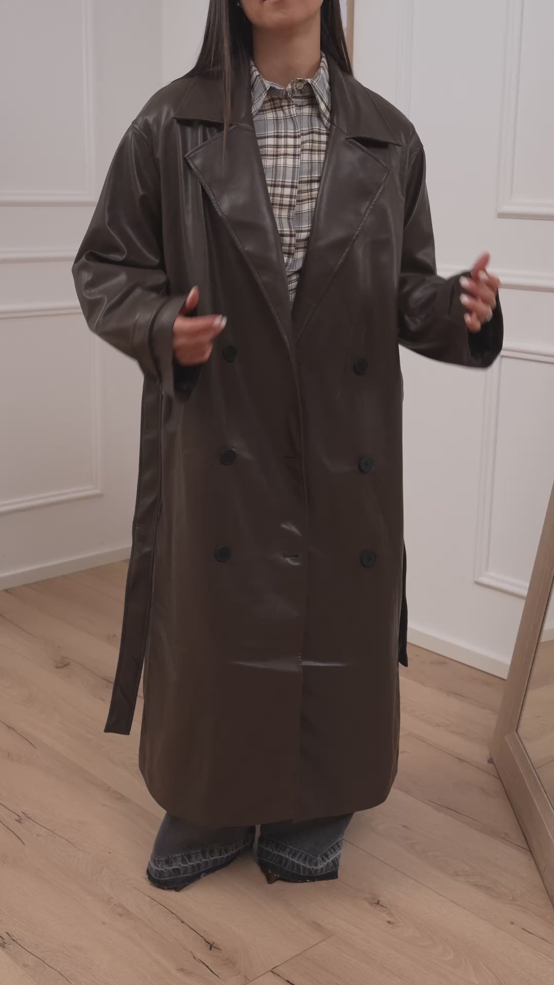 Carica video: Trench in ecopelle moro - Glamorous