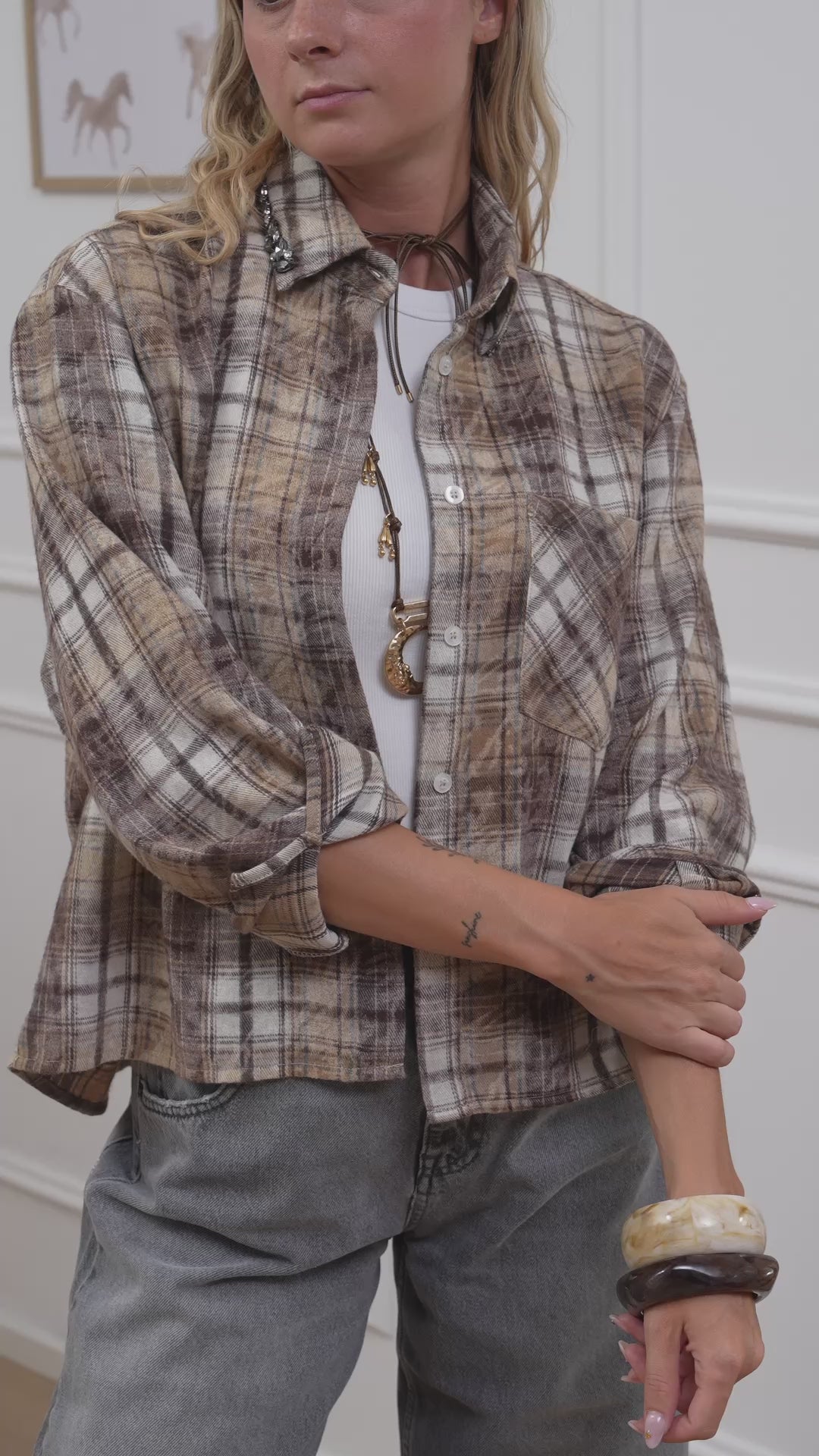 Carica video: Camicia in flanella moro colletto strass - Vicolo