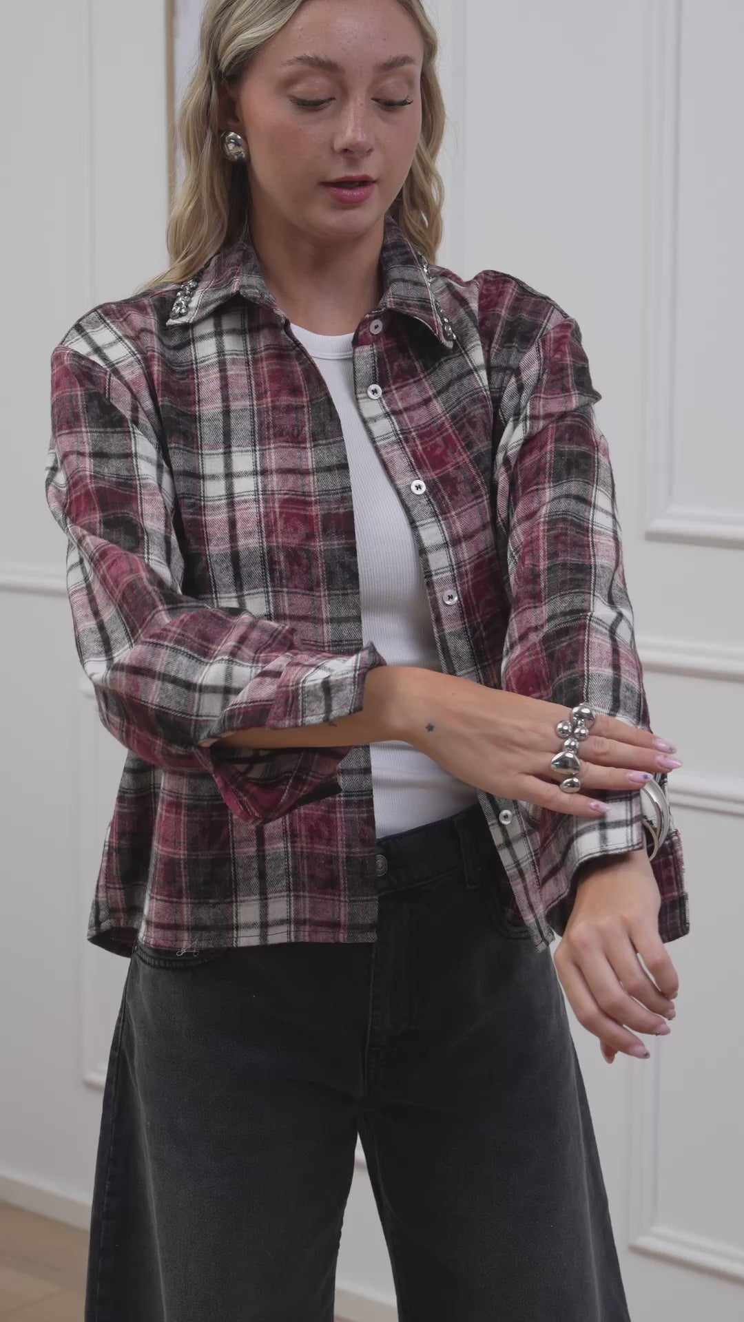 Carica video: Camicia in flanella rossa colletto strass - Vicolo