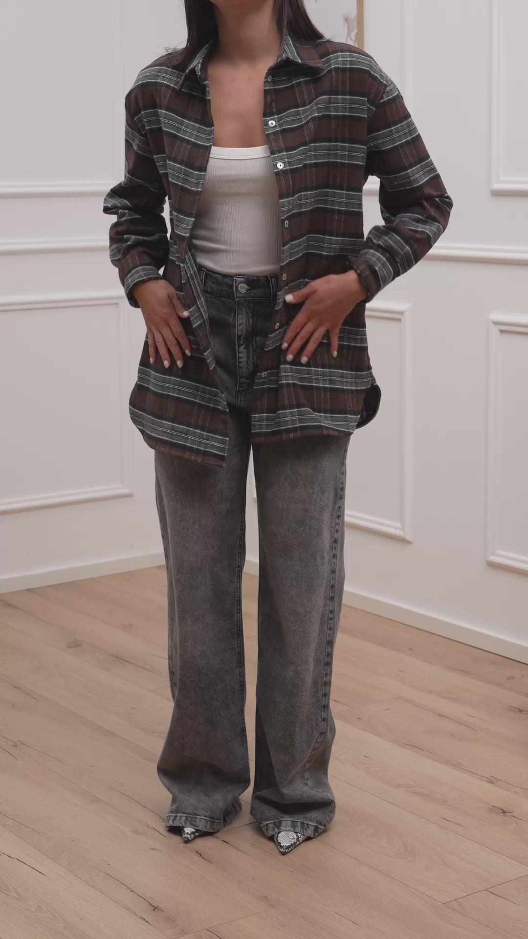 Carica video: Maxi camicia check in flanella con spalla imbottita - Vicolo