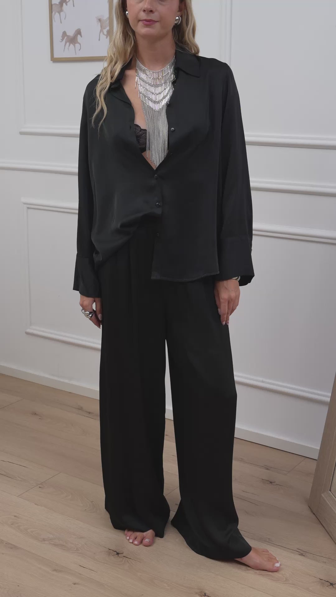 Carica video: Pantaloni neri satinati in viscosa - Vicolo