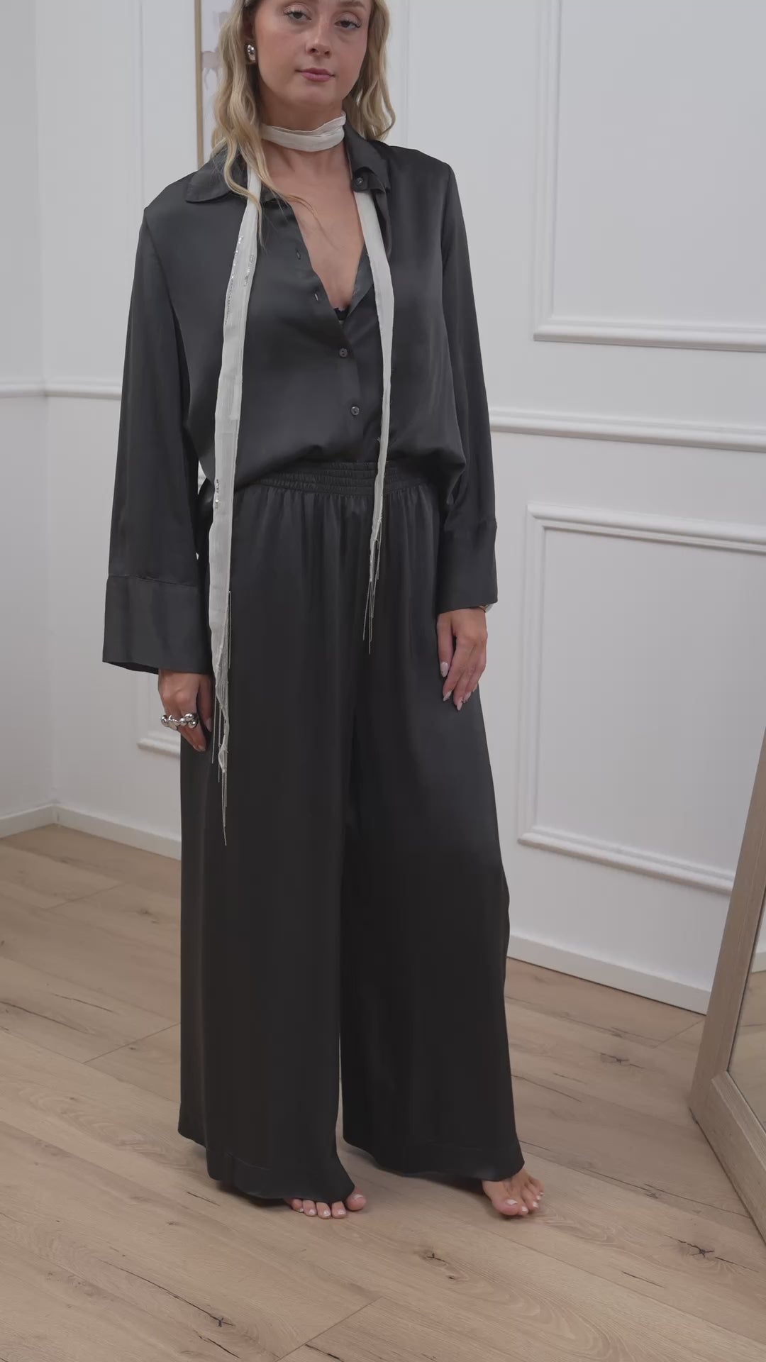 Carica video: Pantaloni piombo satinati in viscosa - Vicolo