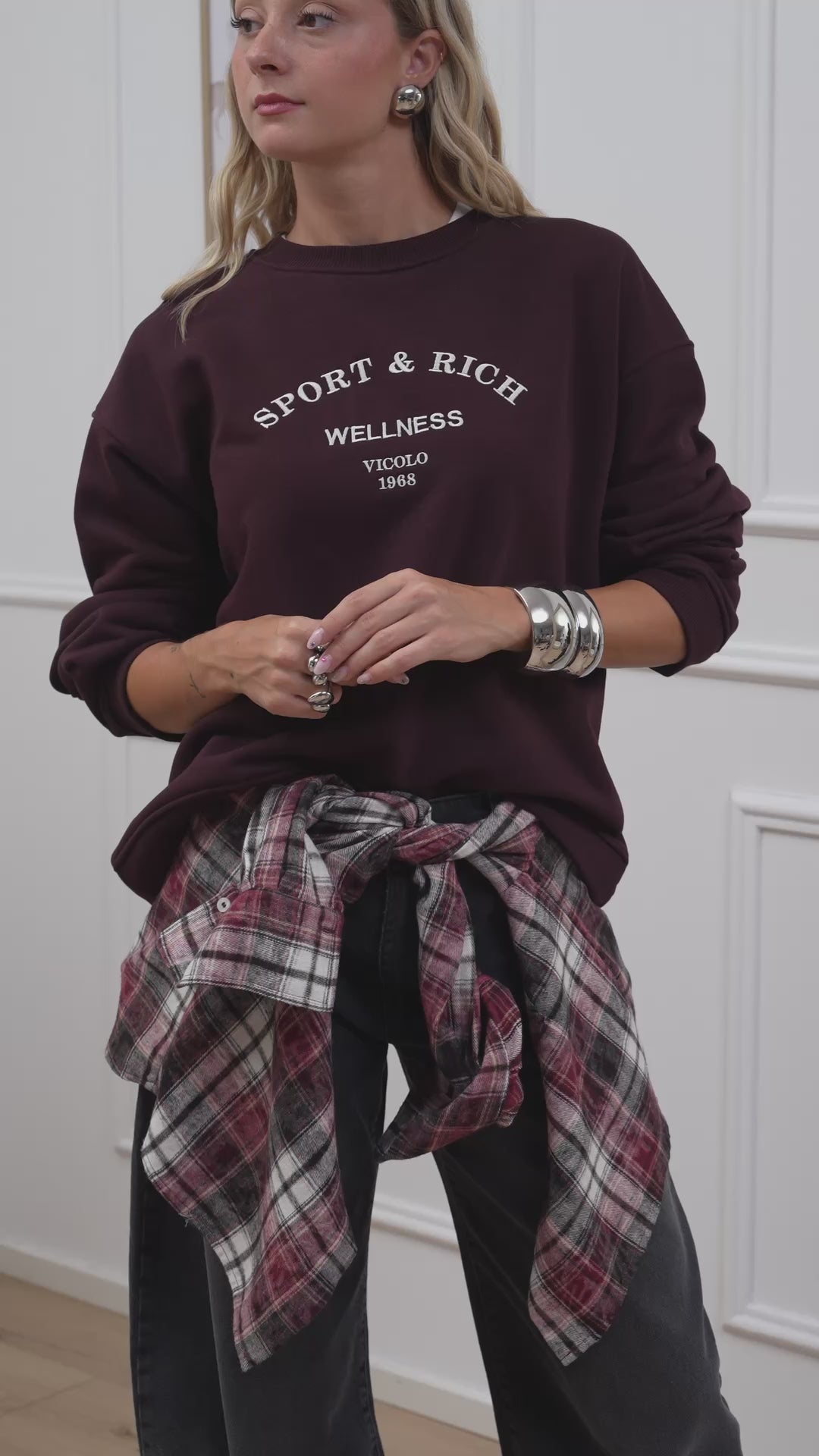 Carica video: Felpa "Sport &amp; Rich" vinaccia - Vicolo