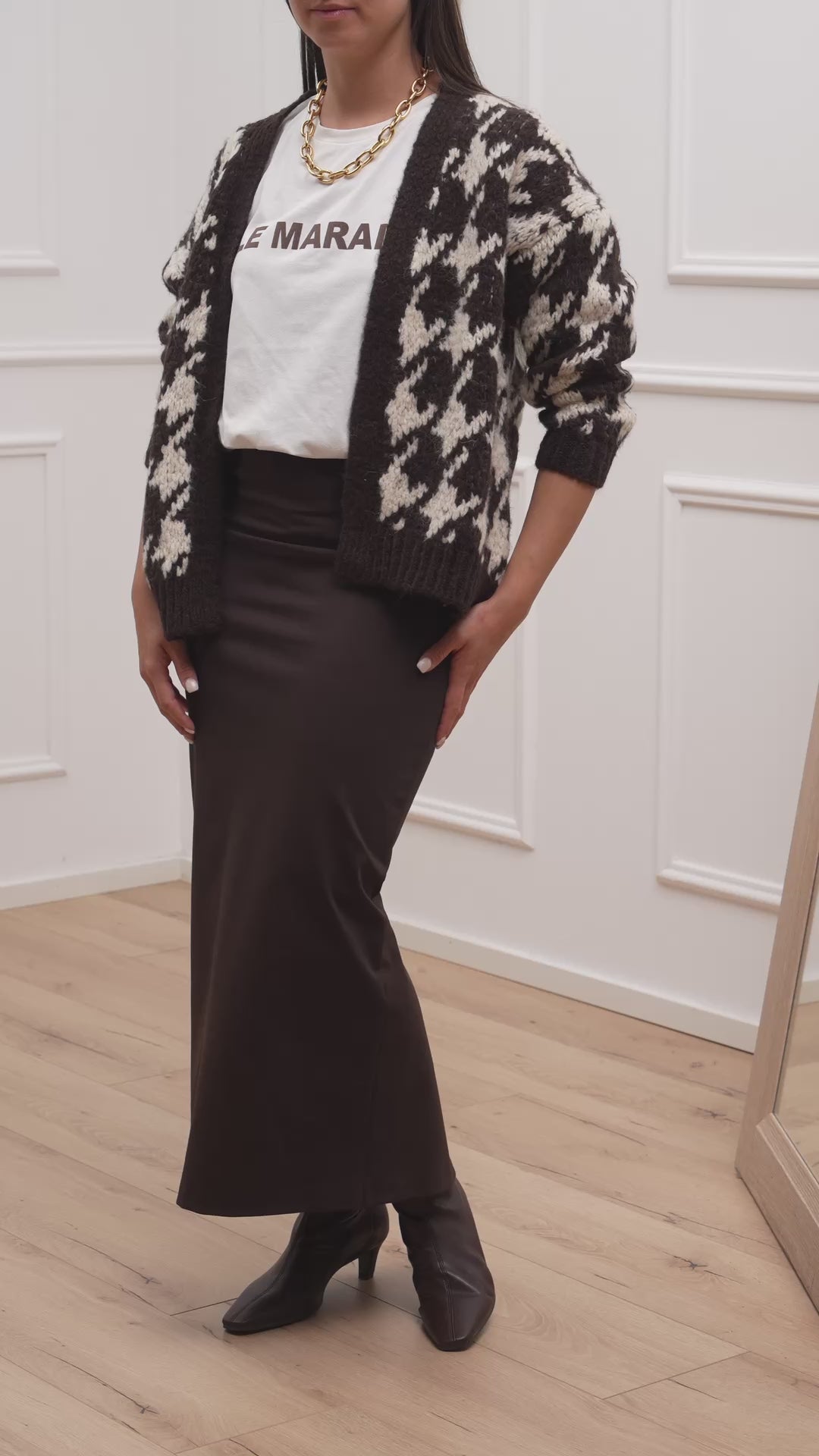 Carica video: Cardigan pied de poule moro e calce - HaveOne
