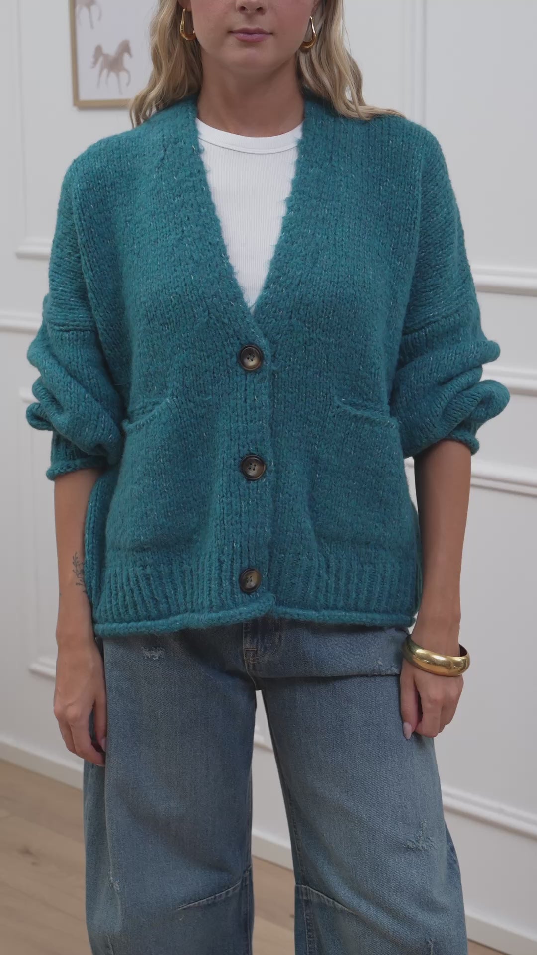 Carica video: Cardigan ottanio a tre bottoni con taschine - HaveOne