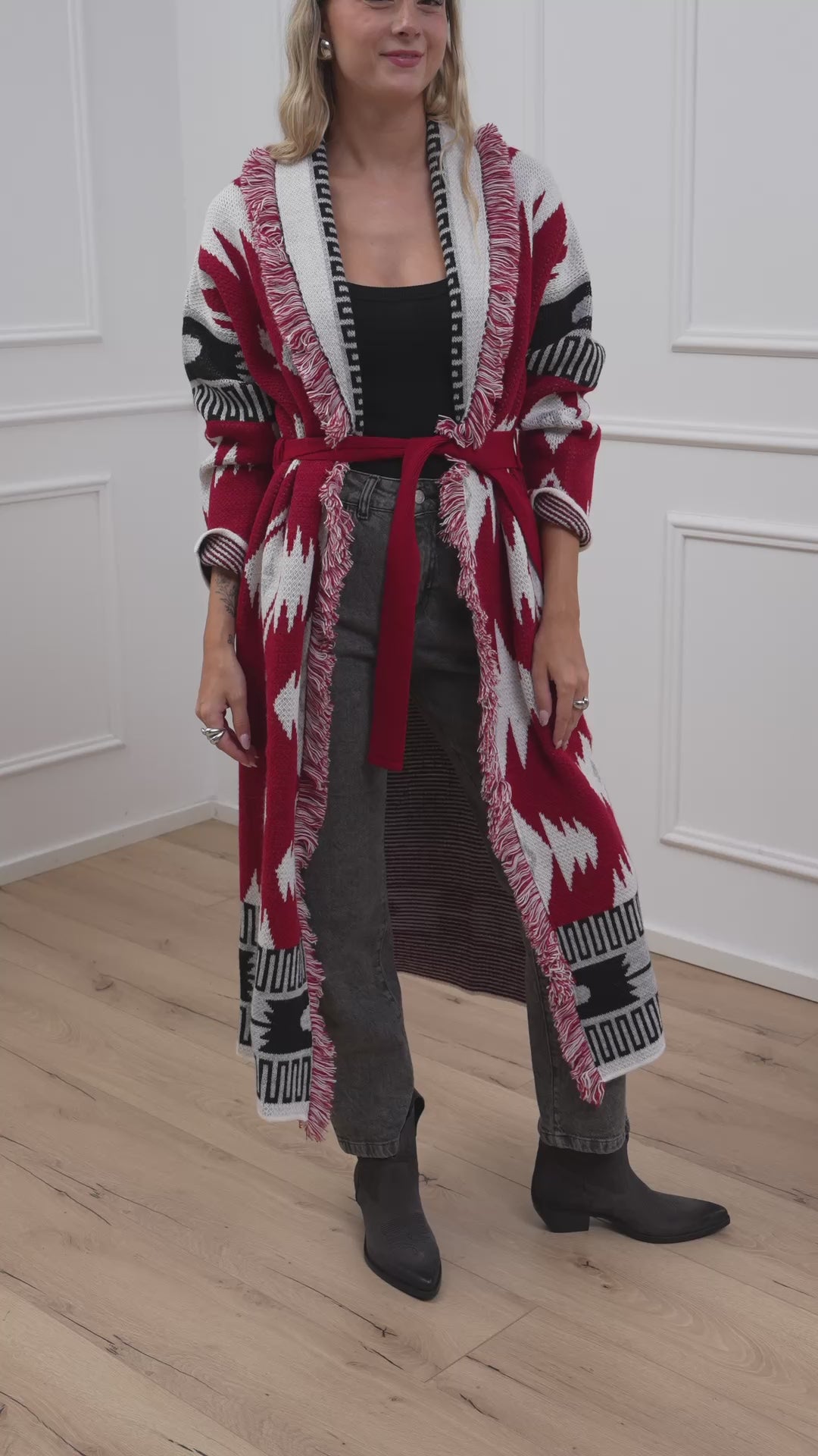 Carica video: Cardigan lungo alanui rosso - Vicolo