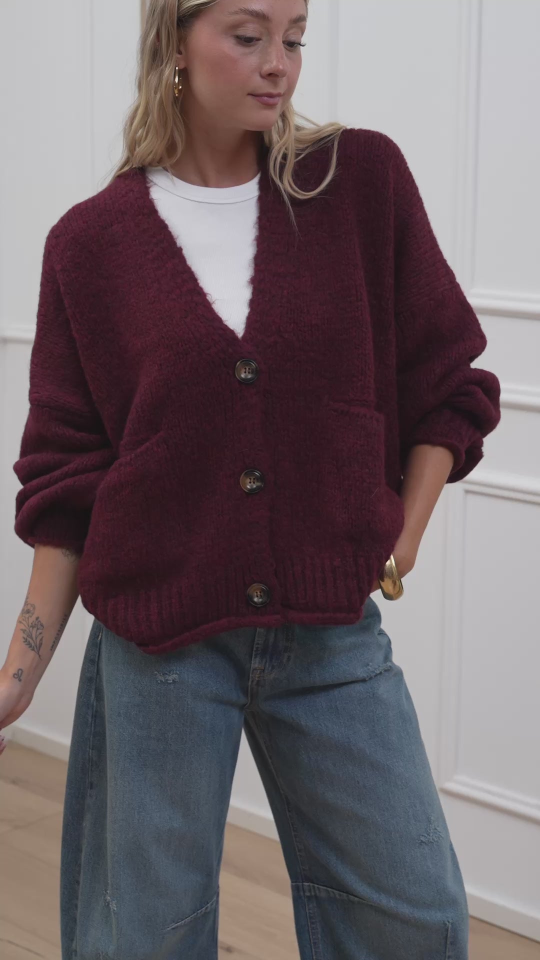 Carica video: Cardigan vino a tre bottoni con taschine - HaveOne