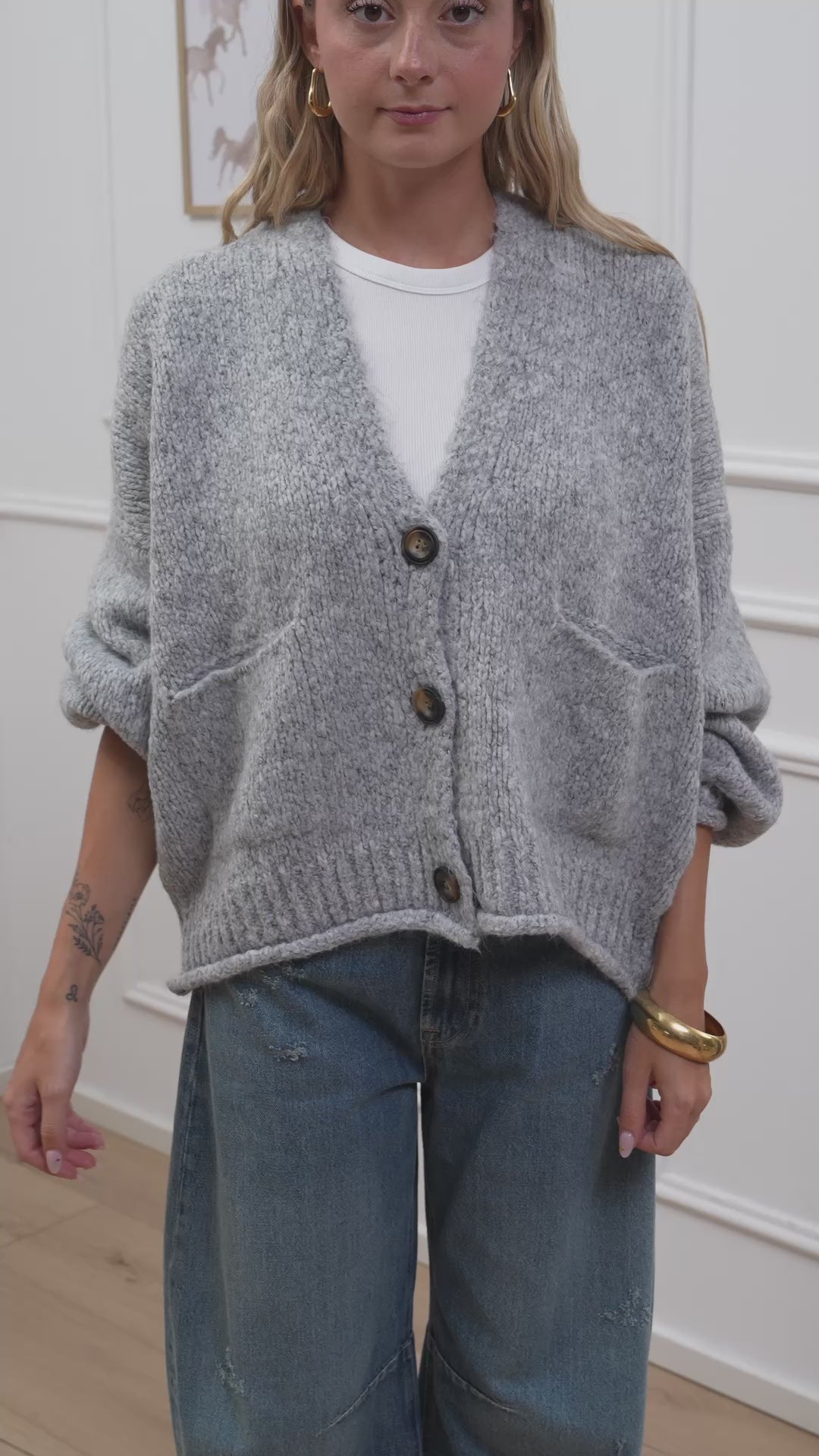 Carica video: Cardigan perla a tre bottoni con taschine - HaveOne