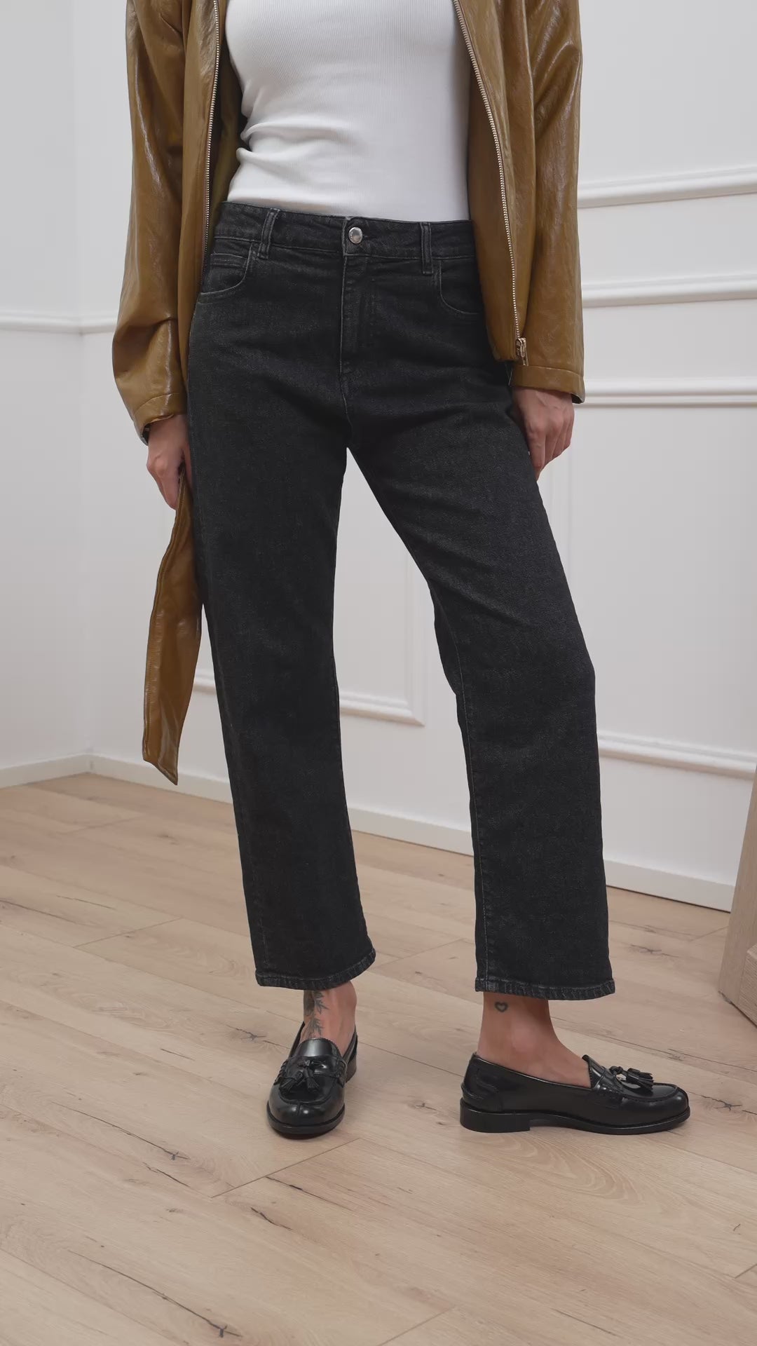 Carica video: Jeans Mimi nero slavato - Icon Denim