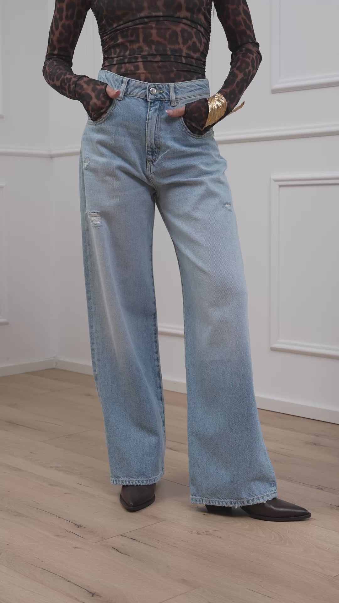 Carica video: Jeans Poppy sky blue - Icon Denim