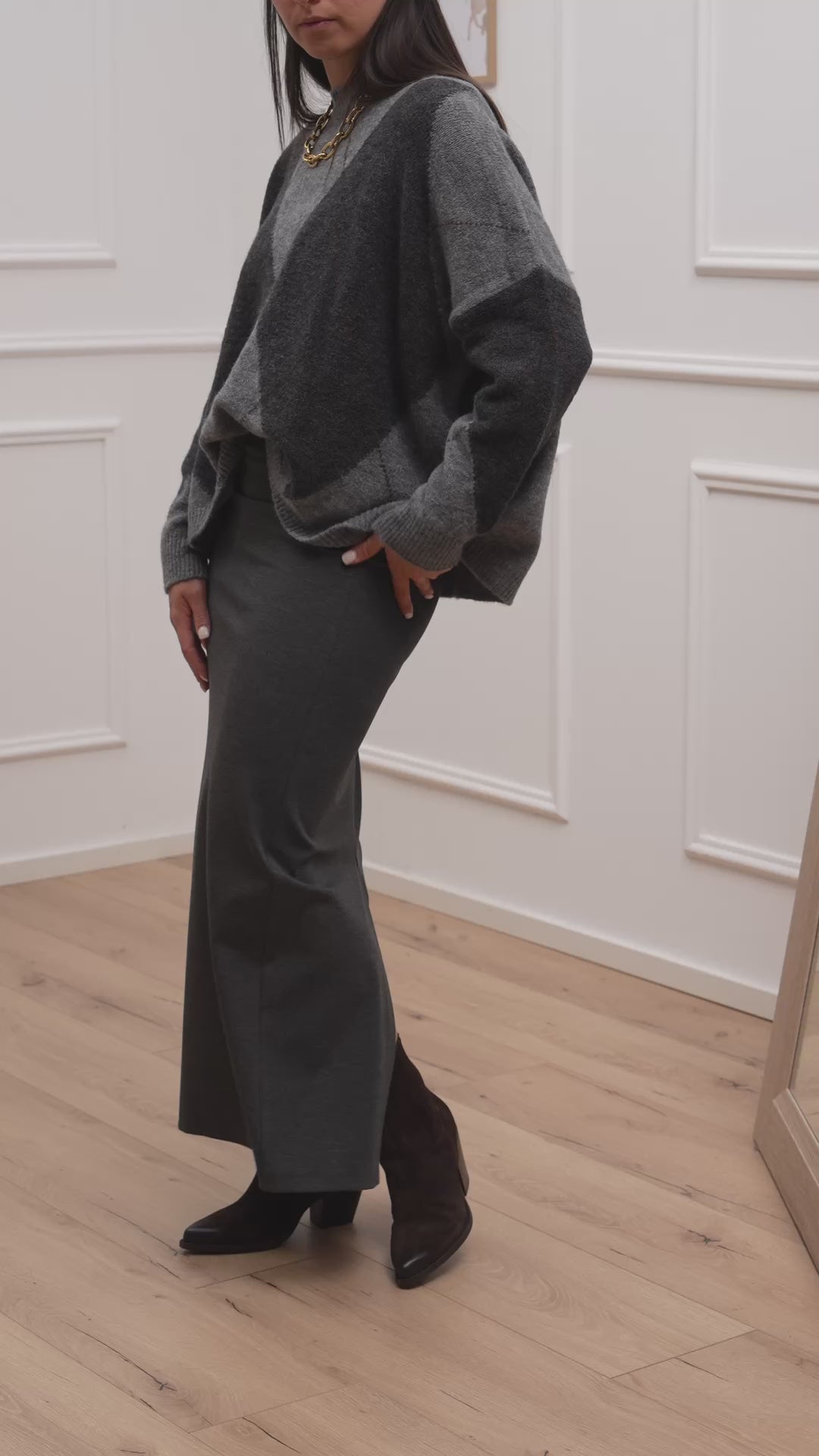 Carica video: Maglia over a rombi grigio, antracite e moro - HaveOne