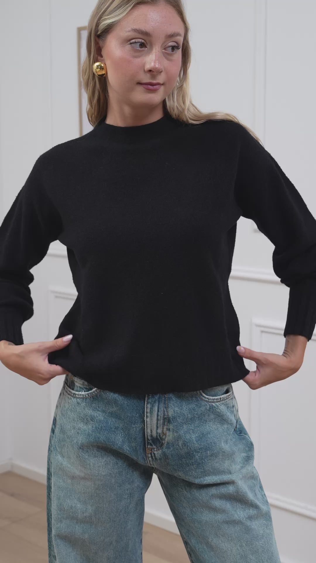 Carica video: Maglione basic girocollo nera in viscosa - Kontatto