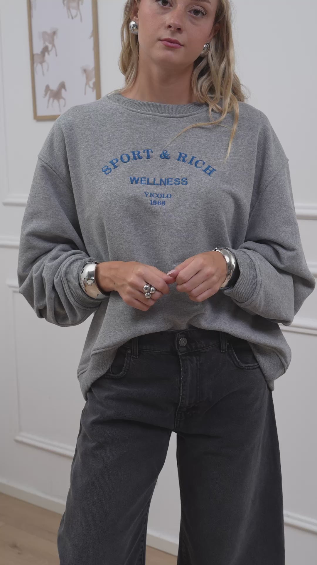 Carica video: Felpa "Sport &amp; Rich" grigio mélange - Vicolo