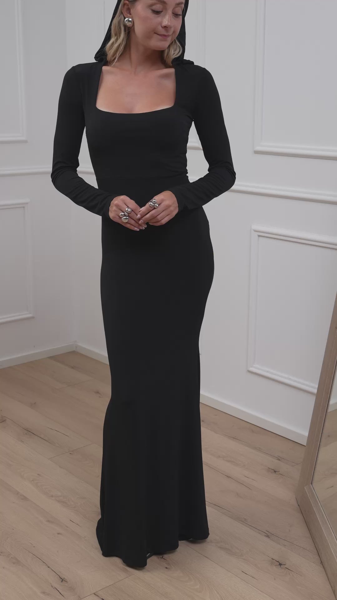 Carica video: Vestito skims nero con cappuccio - SoAllure