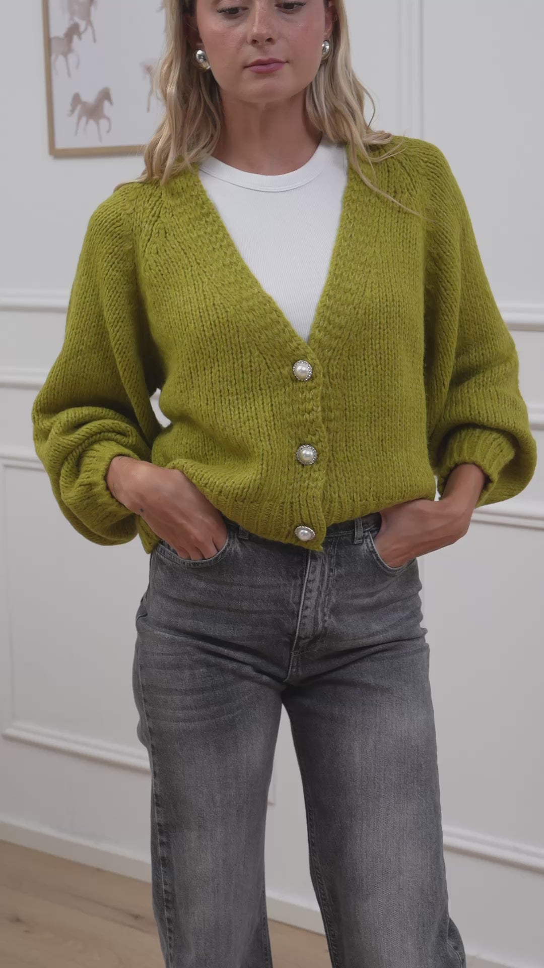 Carica video: Cardigan olio tre bottoni gioiello - HaveOne
