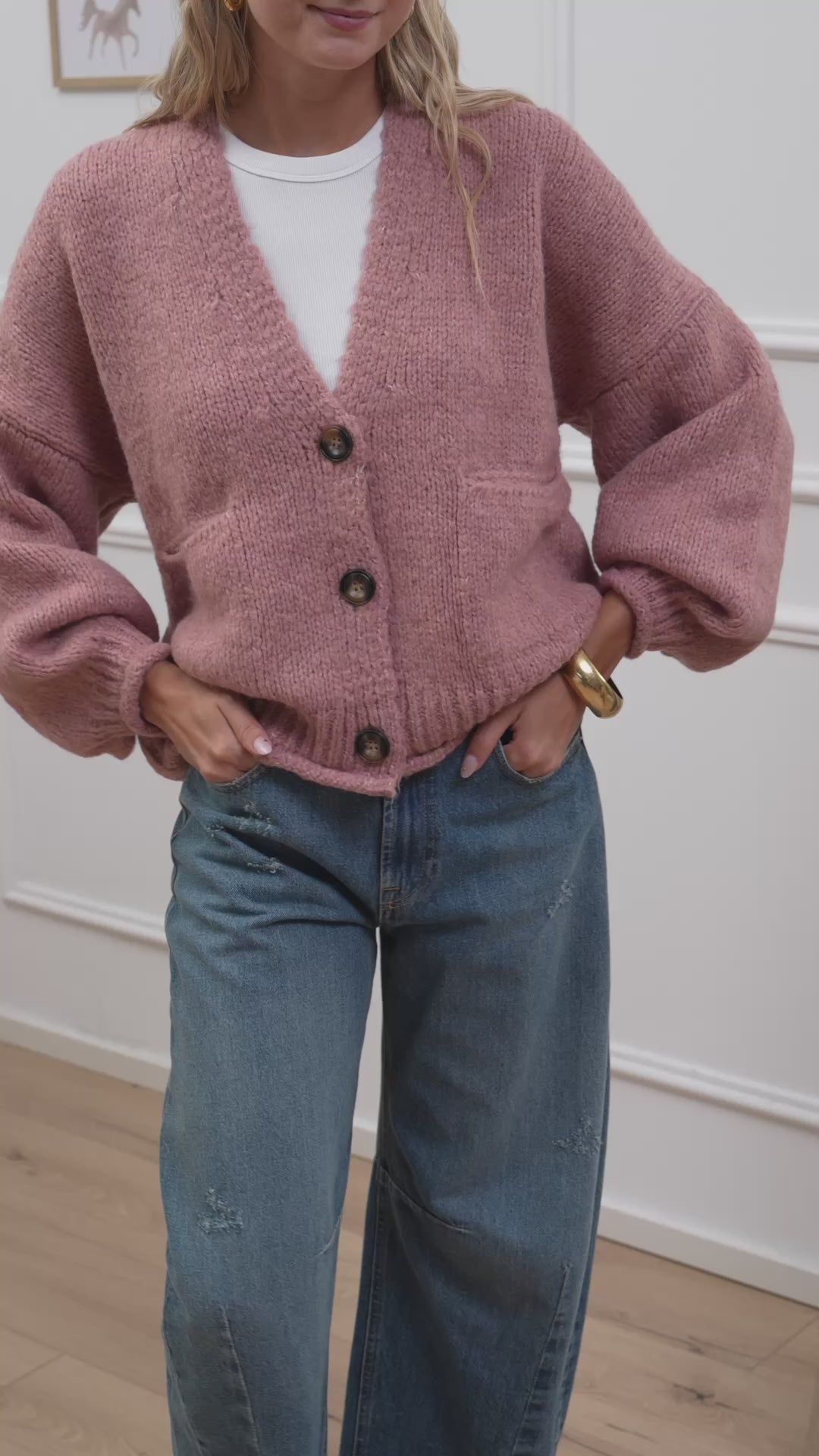 Carica video: Cardigan rosa a tre bottoni con taschine - HaveOne