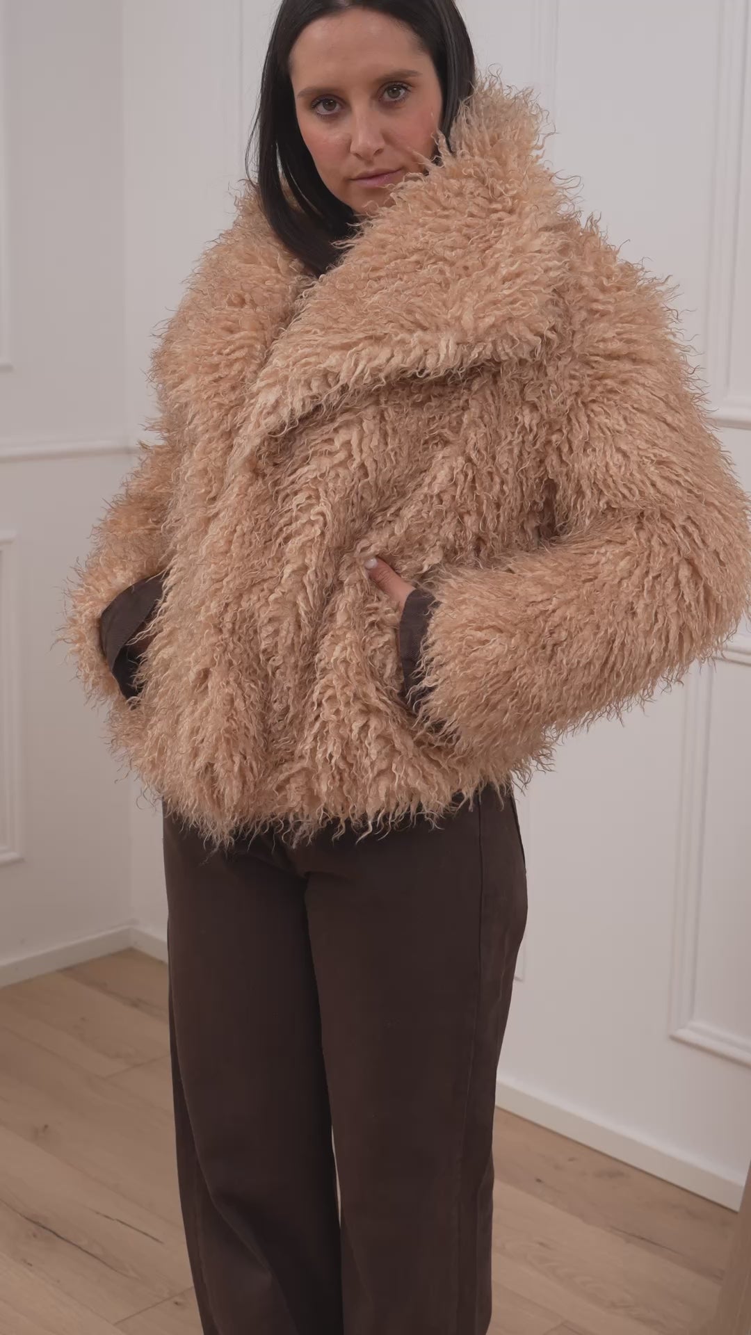 Carica video: Pelliccia fluffly cipria - Glamorous