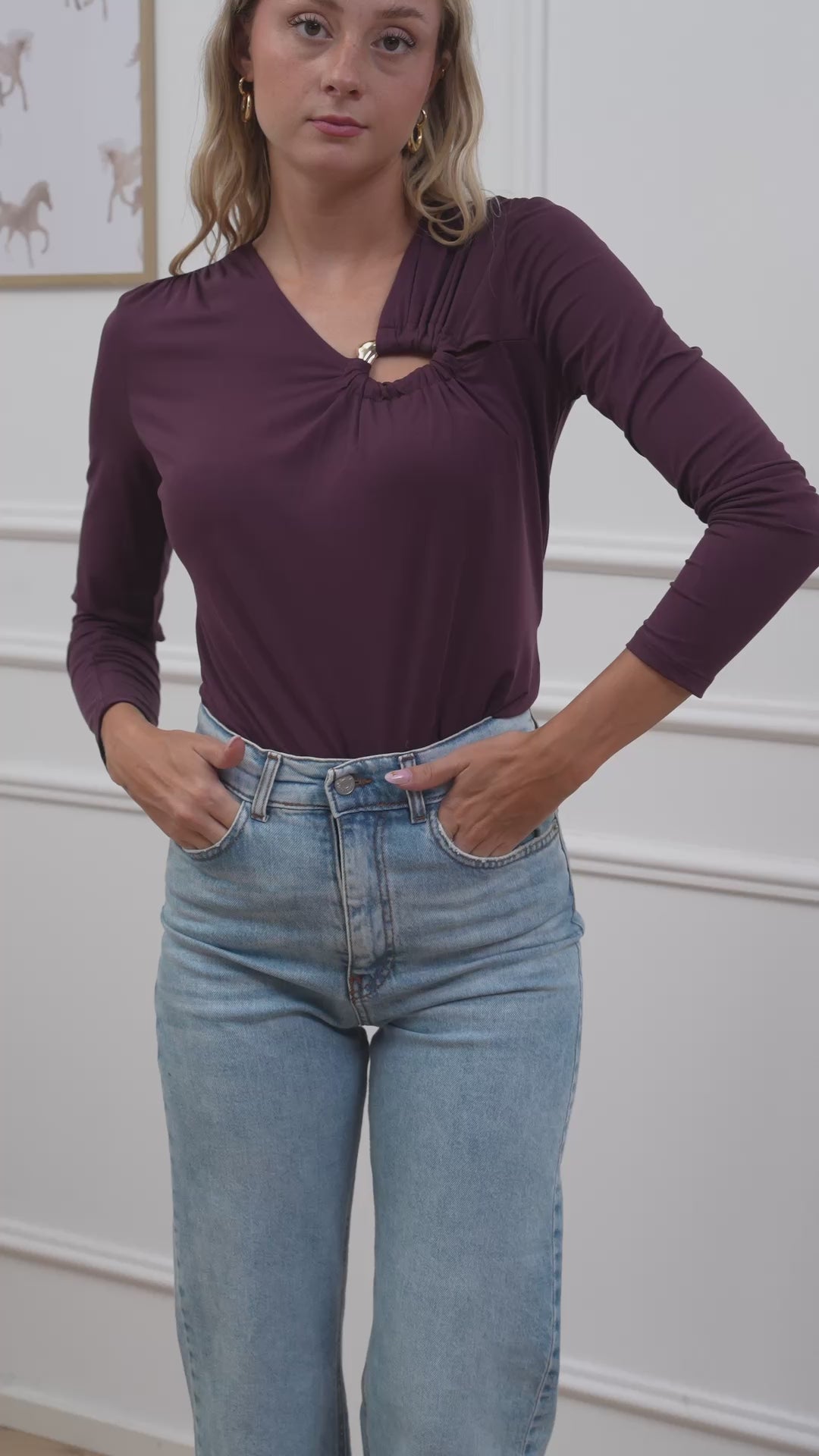 Carica video: Maglia vino con anello in modal - Vicolo