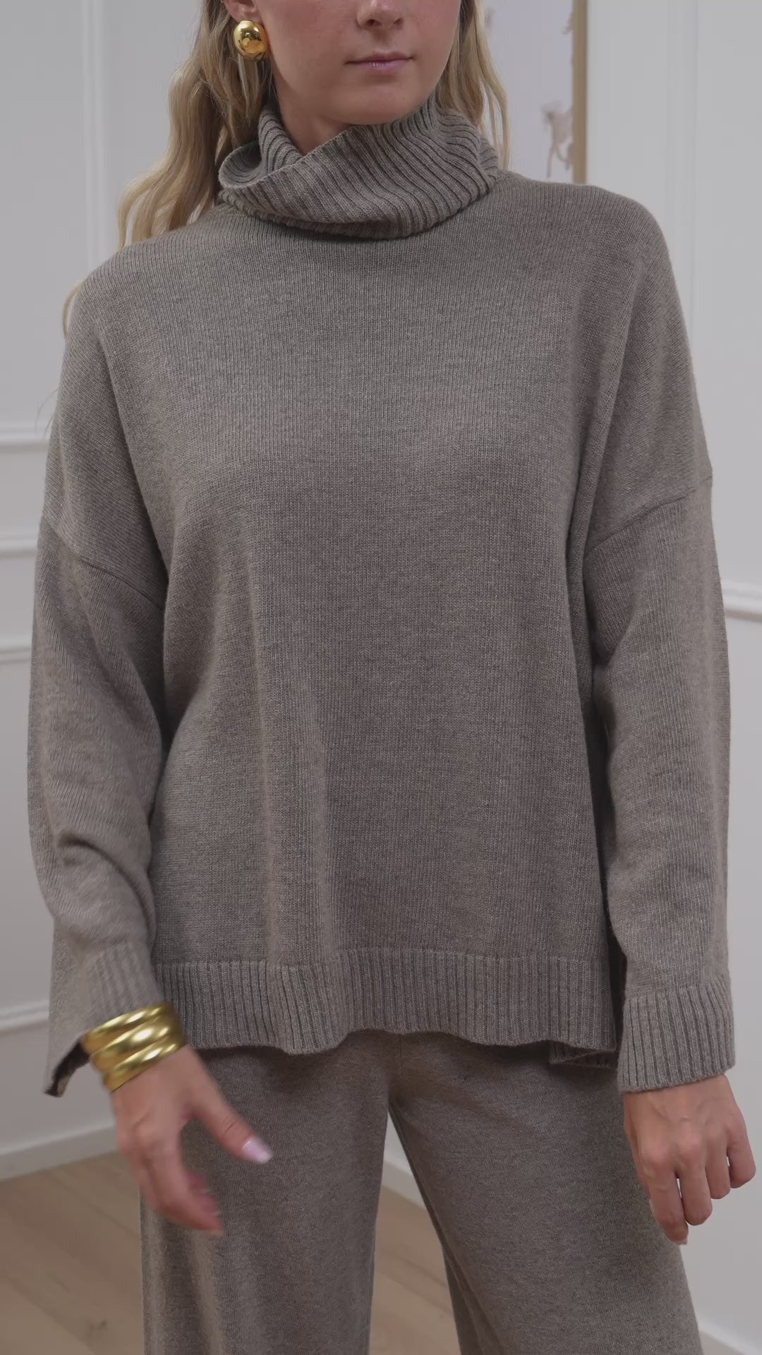 Carica video: Dolcevita basic tortora oversize - Kontatto