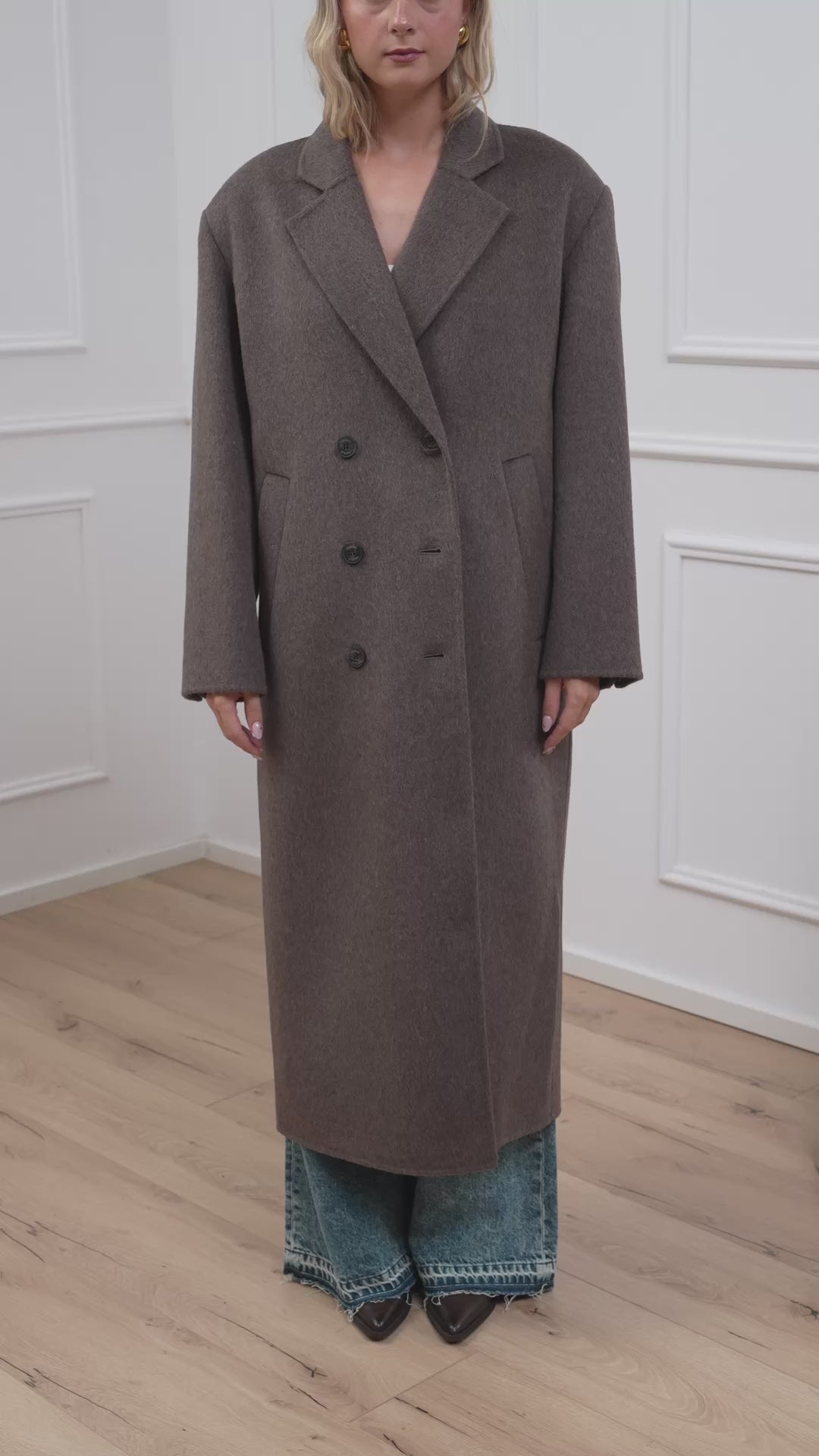 Carica video: Cappotto lungo fango mélange doppiopetto - Vicolo