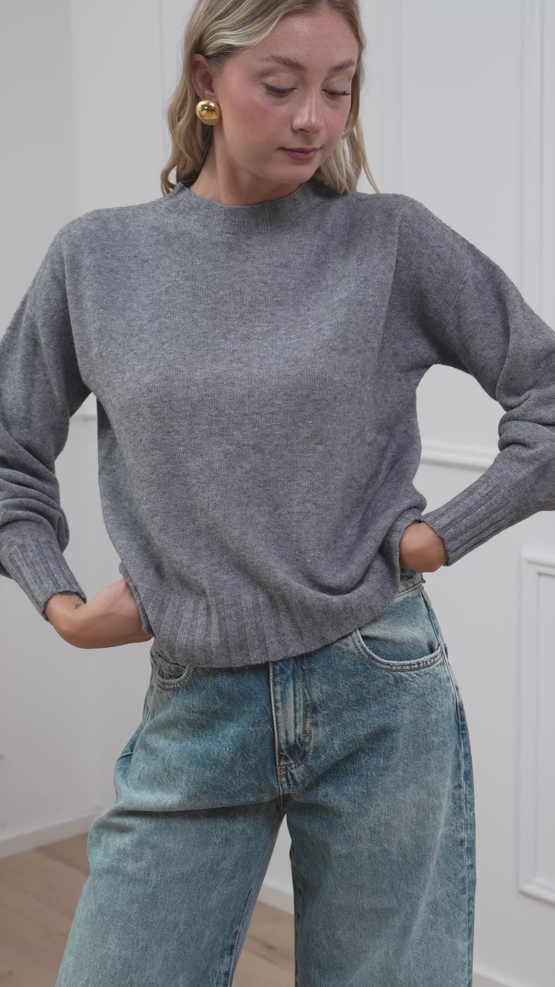 Carica video: Maglione basic girocollo grigio in viscosa - Kontatto
