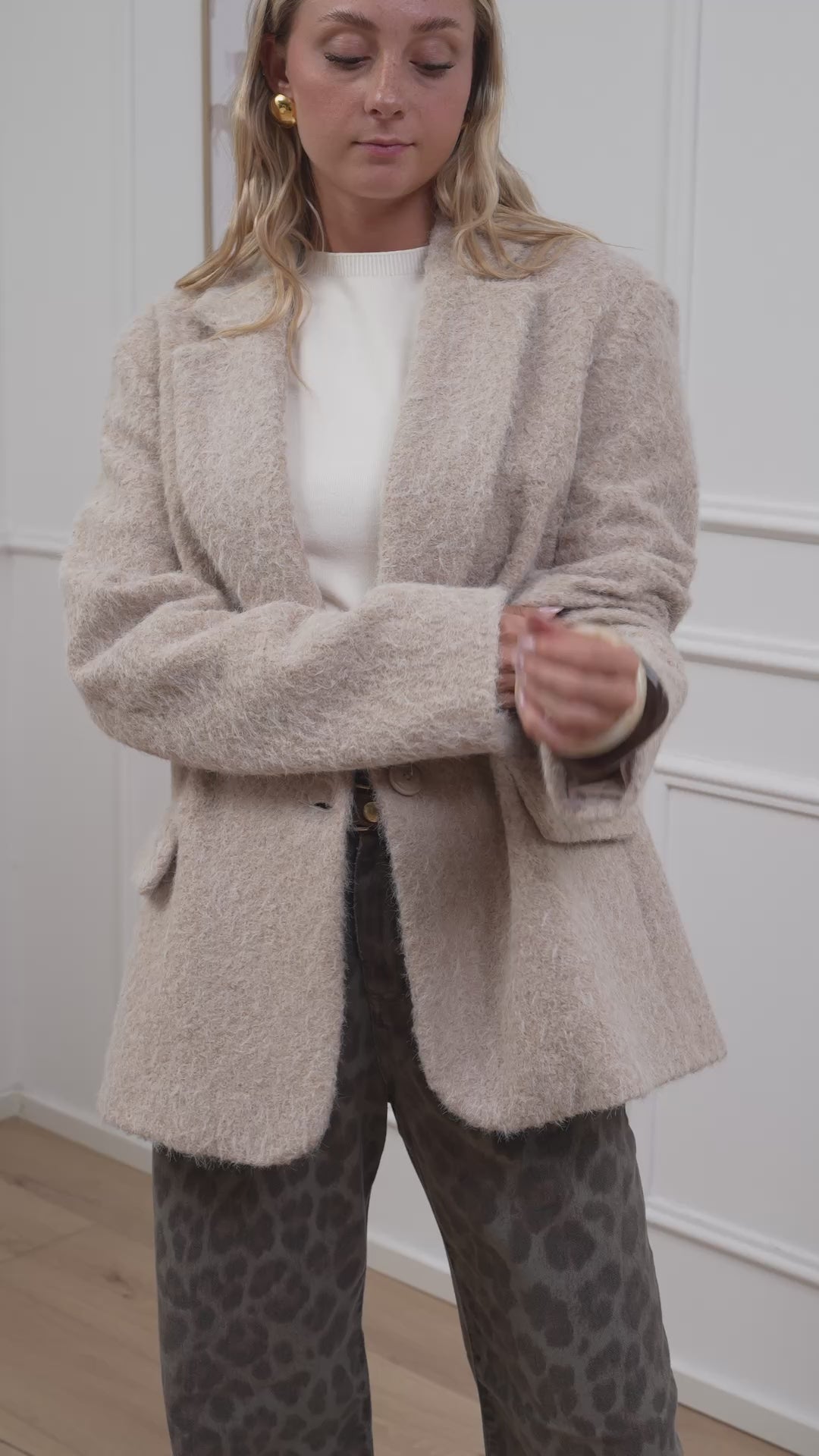 Carica video: Cappotto corto beige oversize - HaveOne