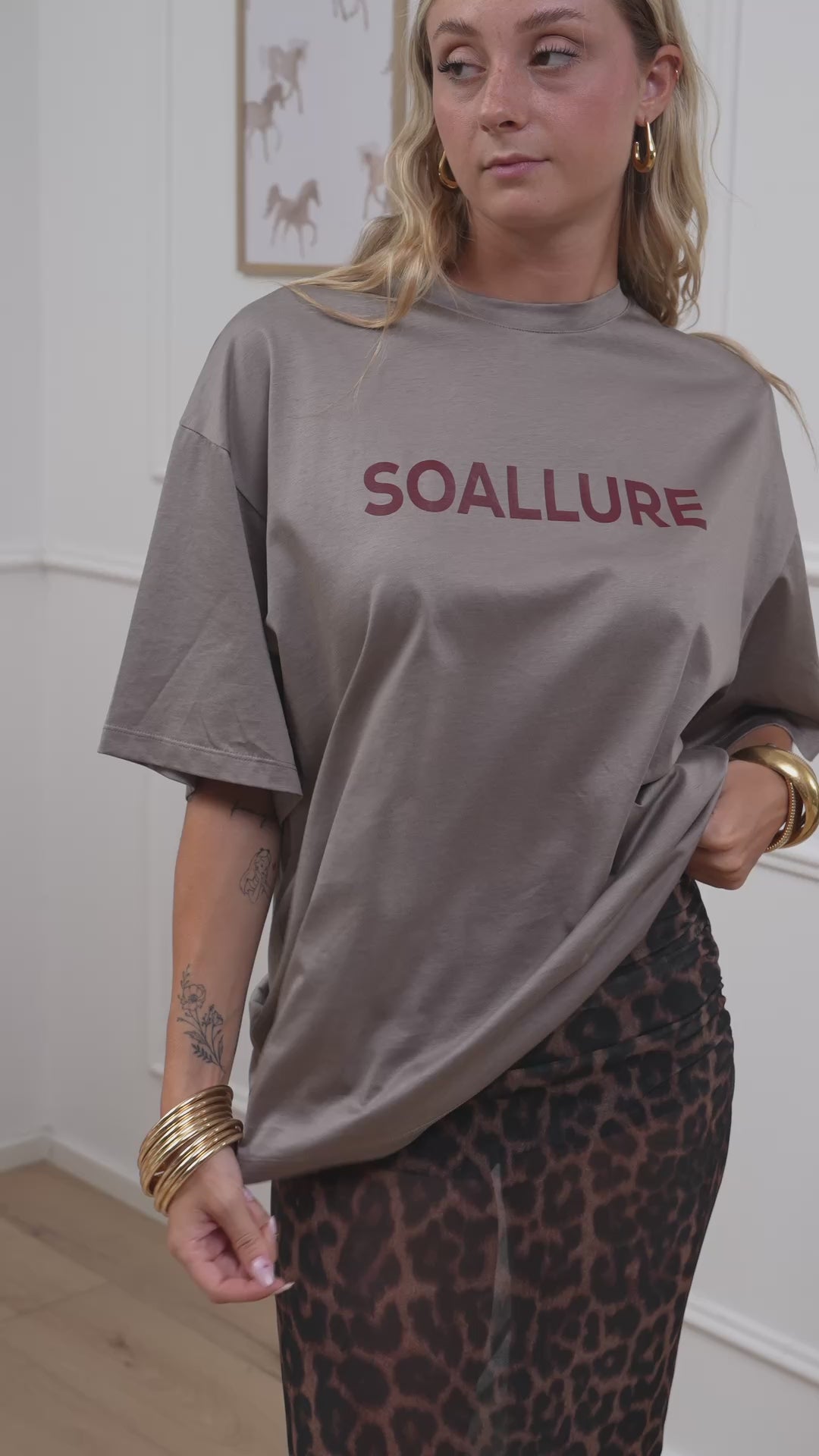 Carica video: T shirt over taupe logo vino - SoAllure