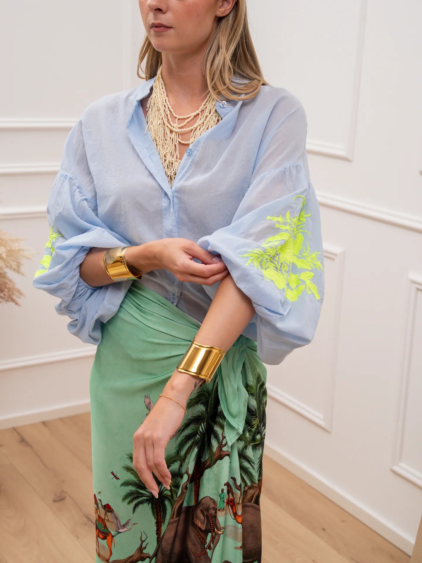 Camicia Mussolina celeste ricami neon - Tensione In