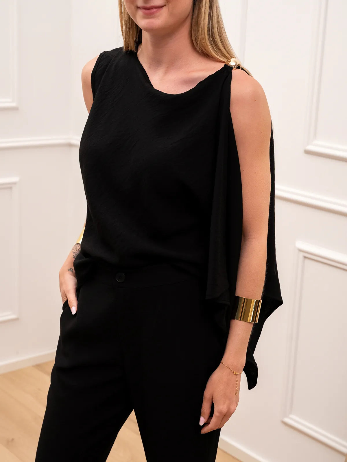 Blusa Madrid nera con dettaglio dorato - HaveOne