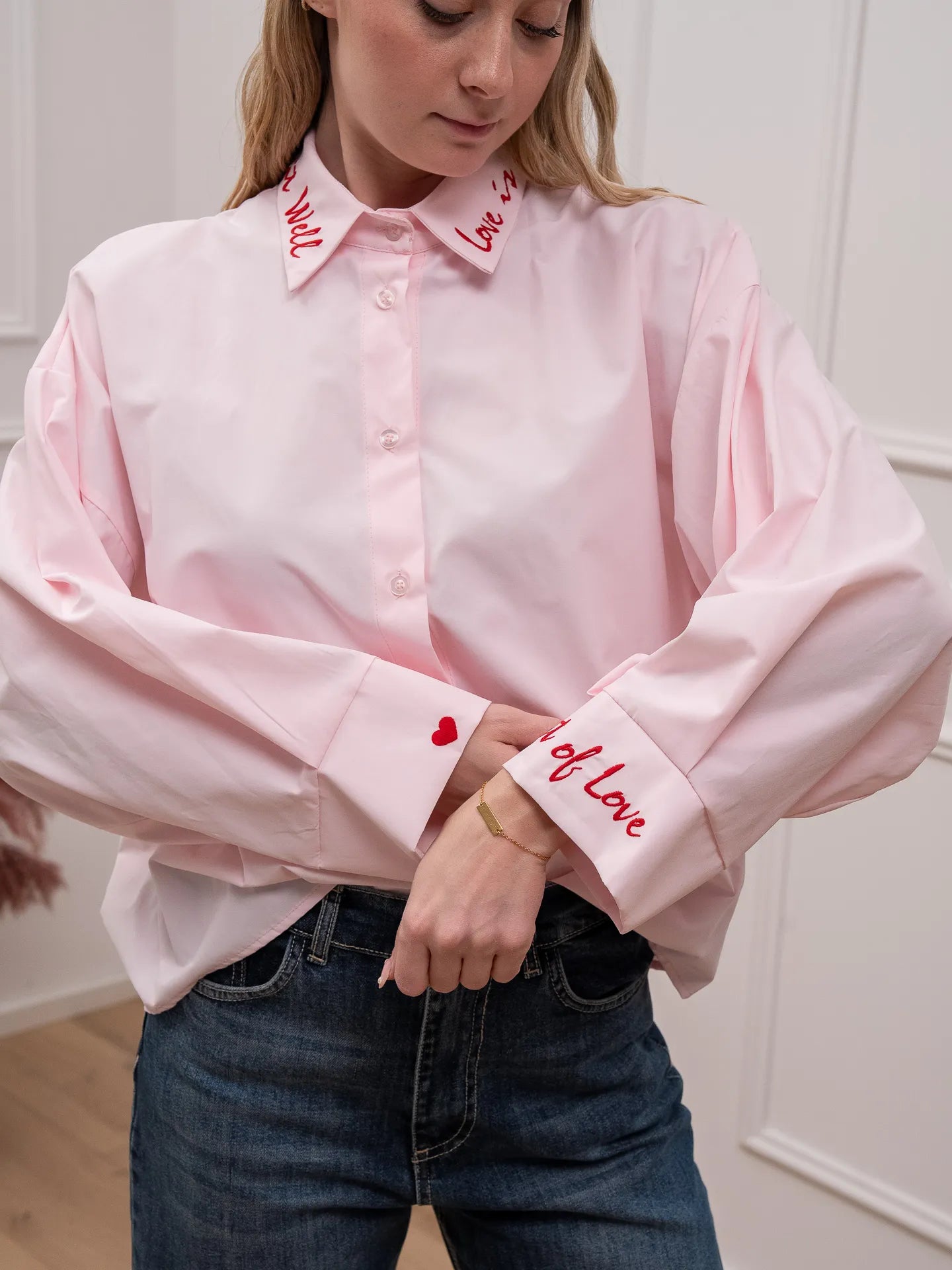 Camicia rosa con ricami rossi - HaveOne