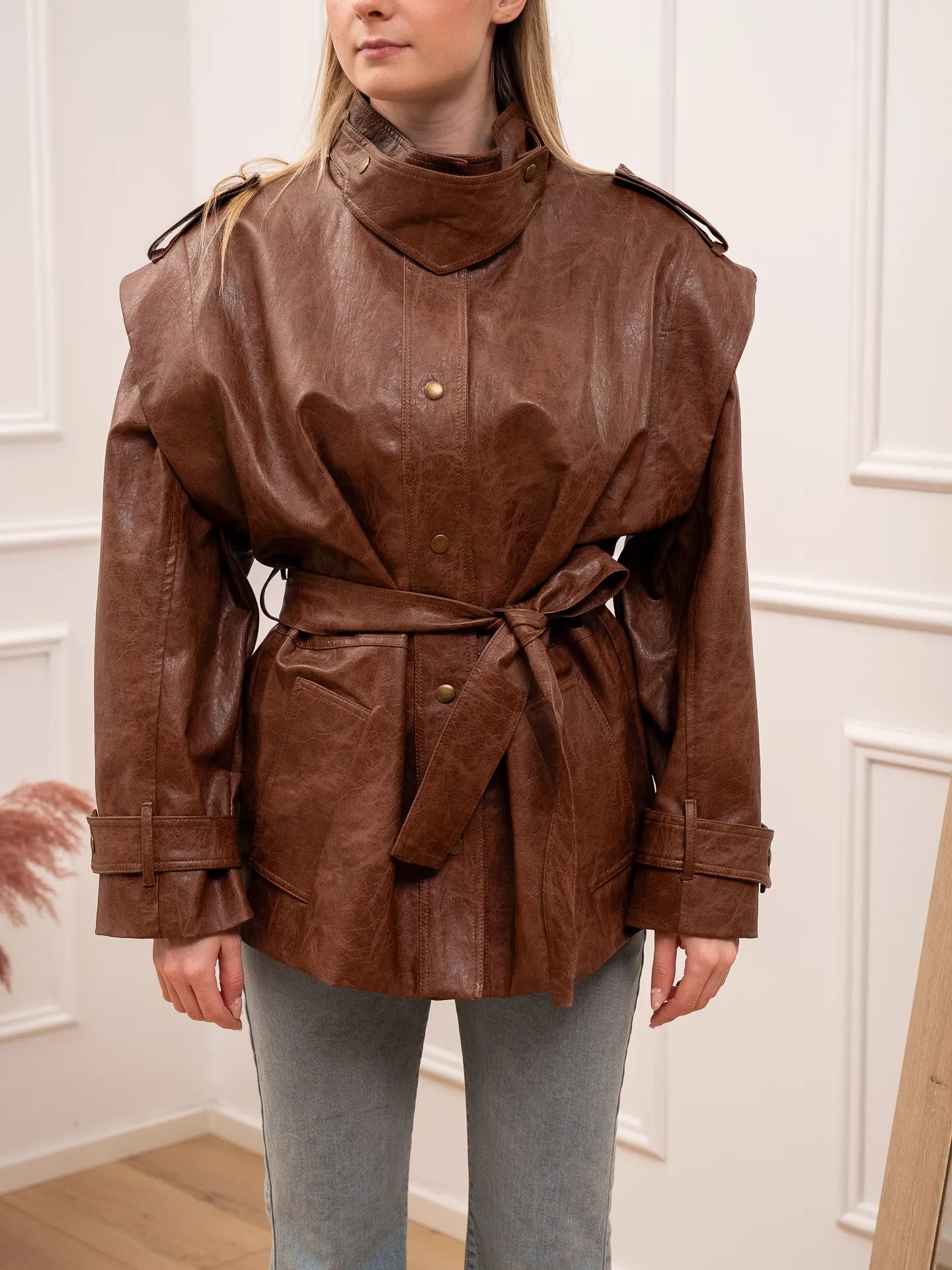 Giacca in ecopelle tabacco con alette e cintura - Tensione In