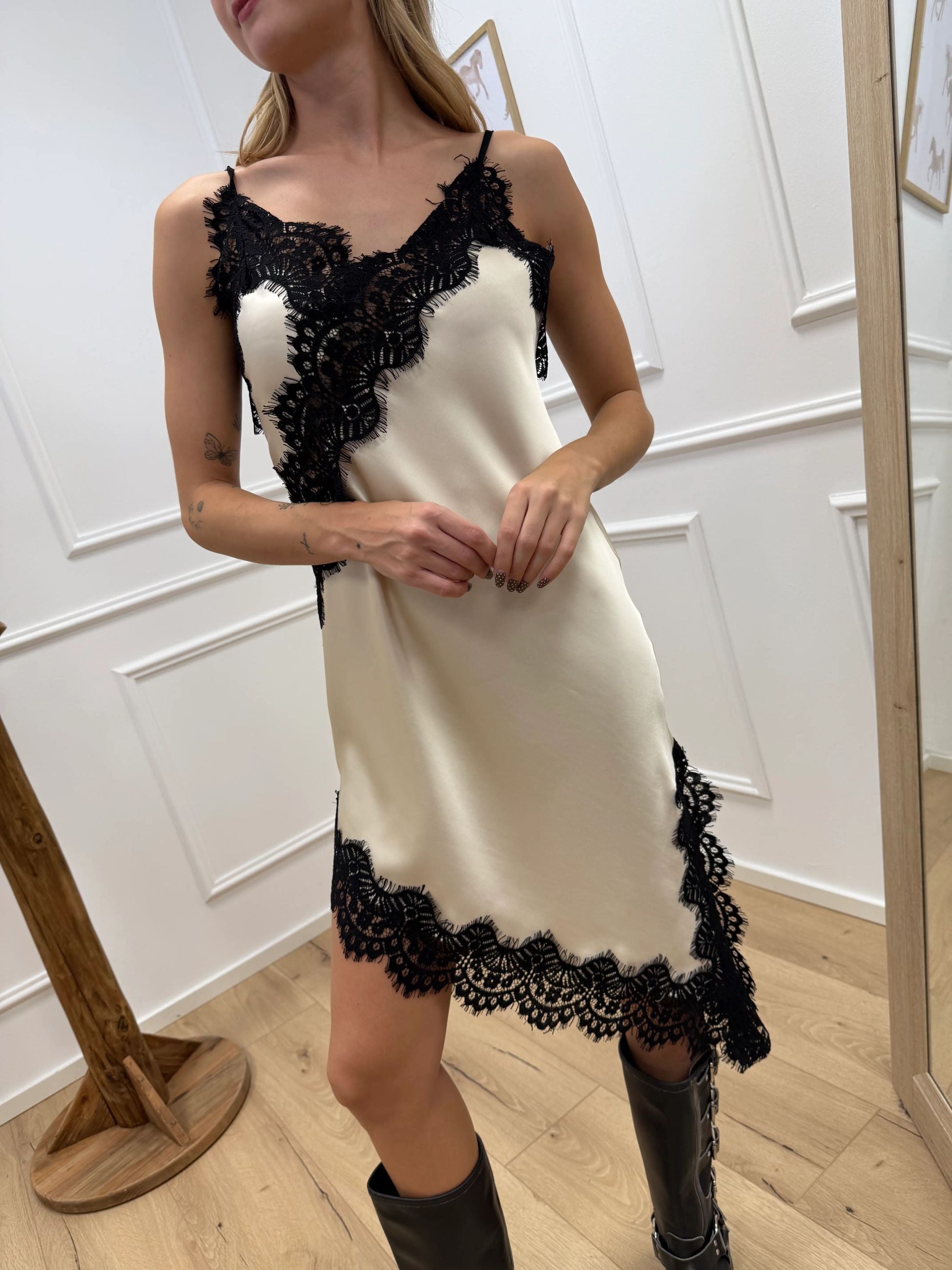 Vestito asimmetrico burro con pizzo nero - HaveOne