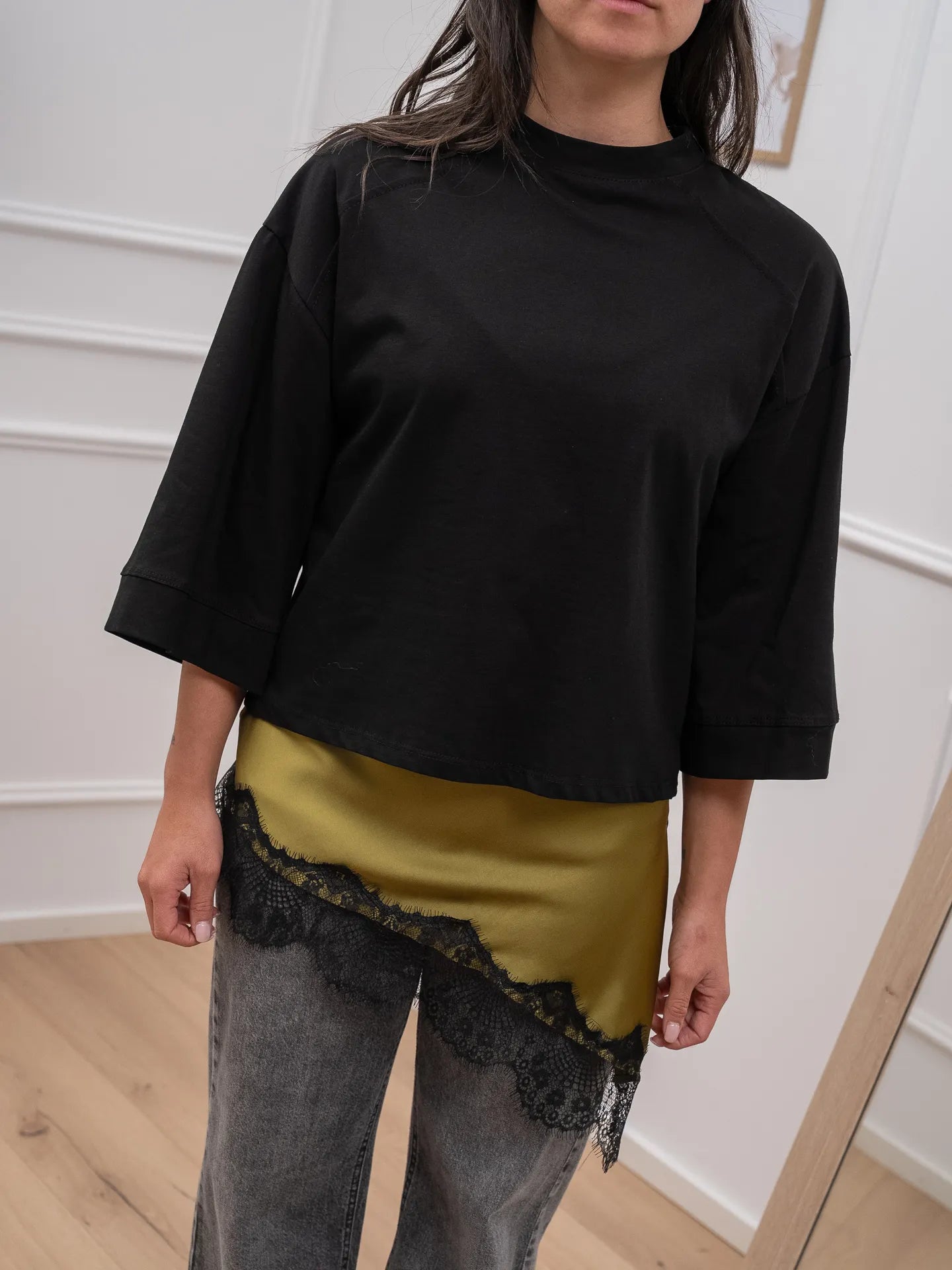 T shirt nera con canotta olio e pizzo - Tensione In
