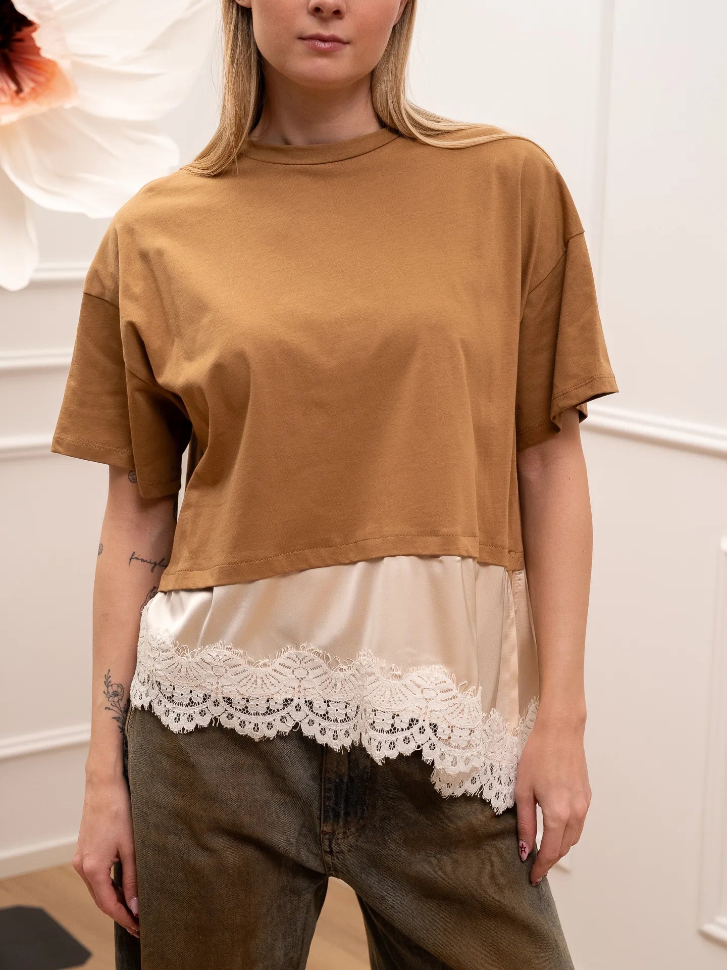 T shirt camel con satin e pizzo sul fondo - Dixie