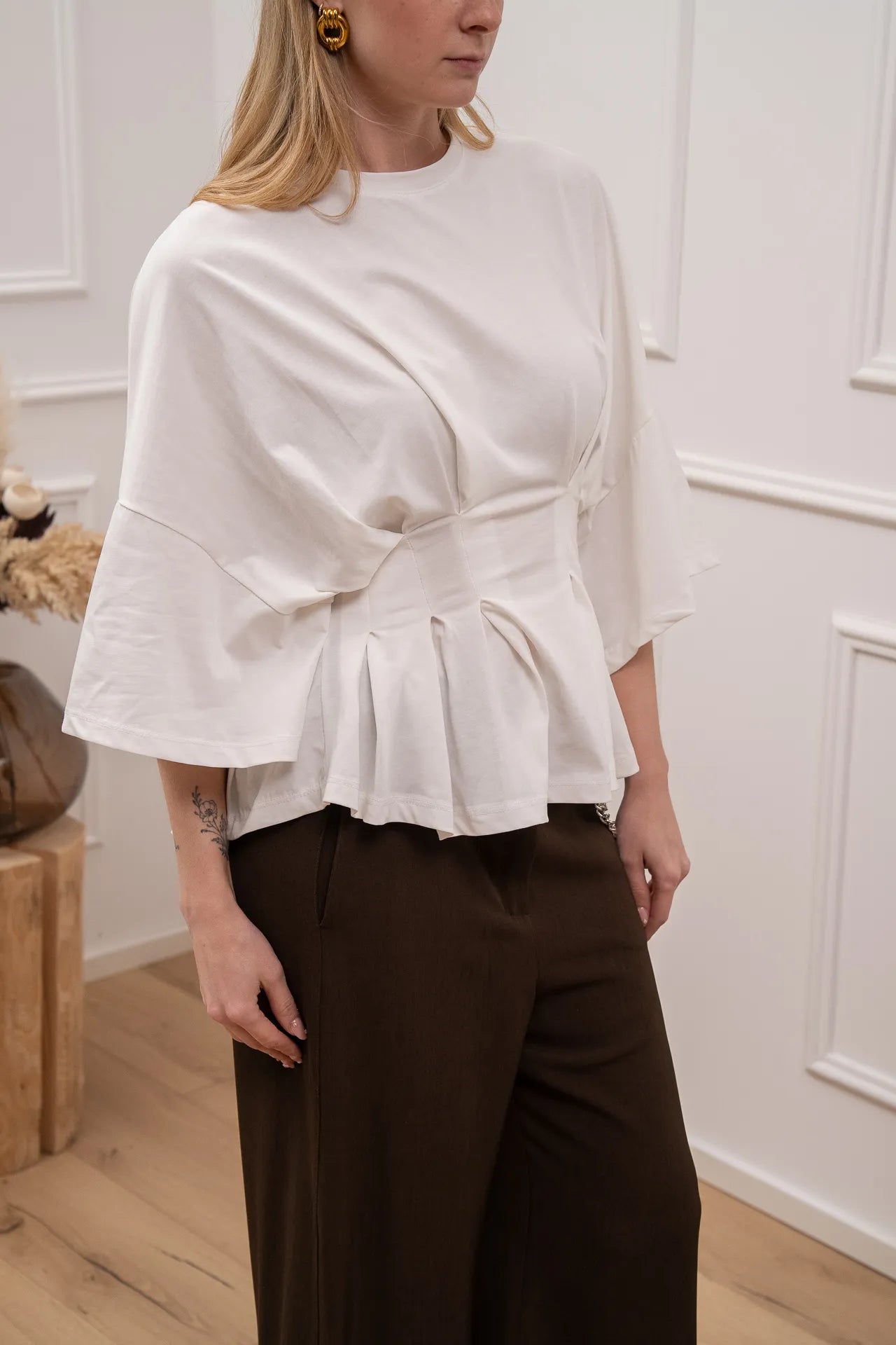 T shirt bianca a clessidra con impunture - HaveOne